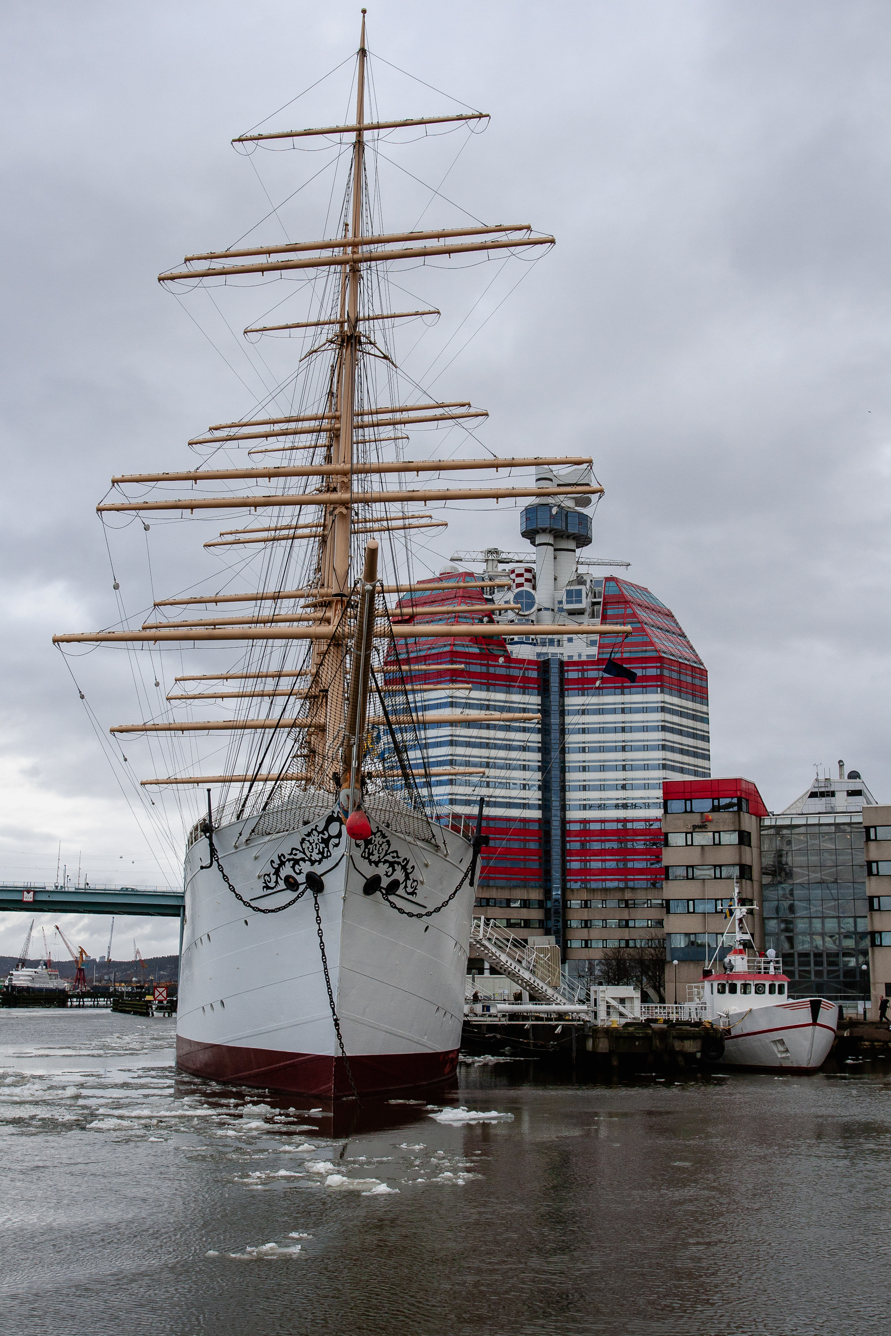 Winter day with the ship Barken Viking and Lipstickan (The Lipstick), February 2012