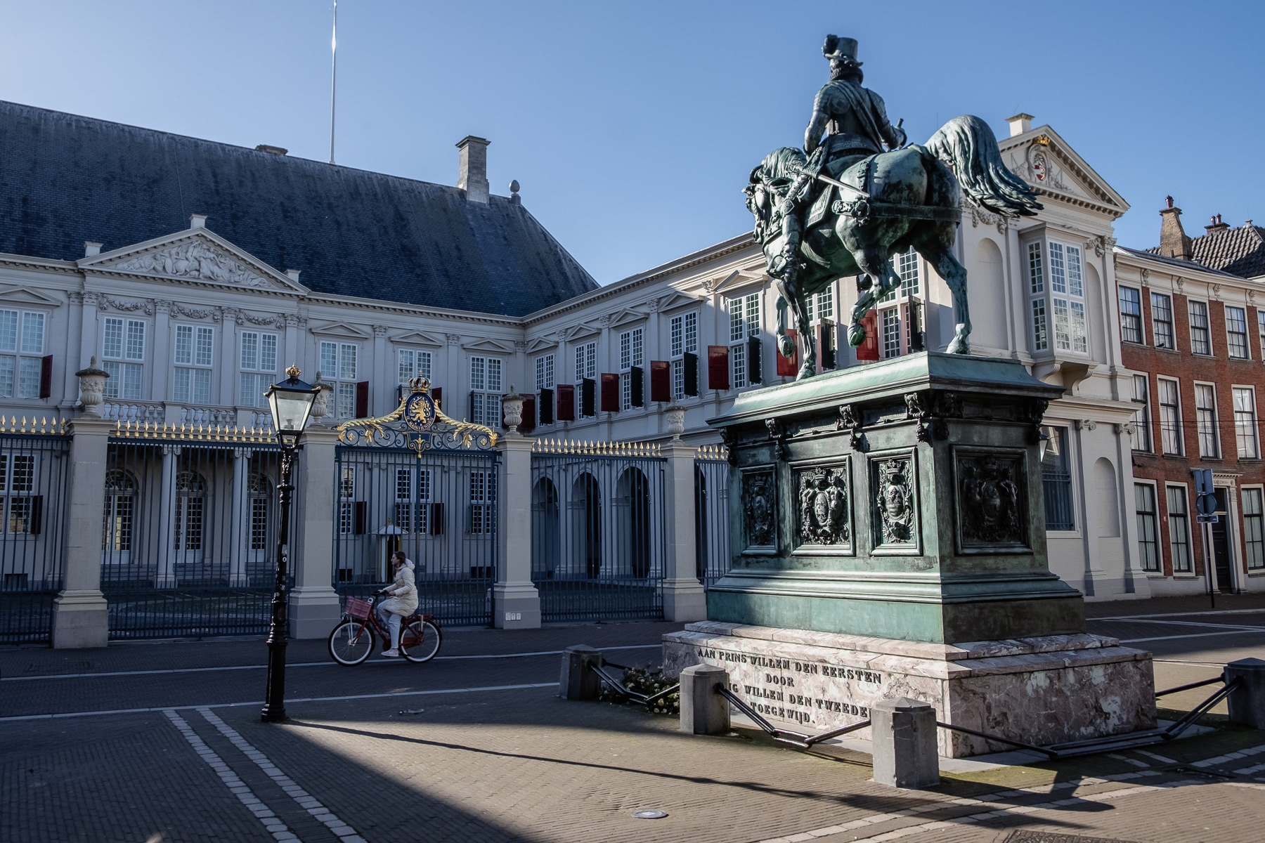 Noordeinde Palace with the statue of Prince William the First