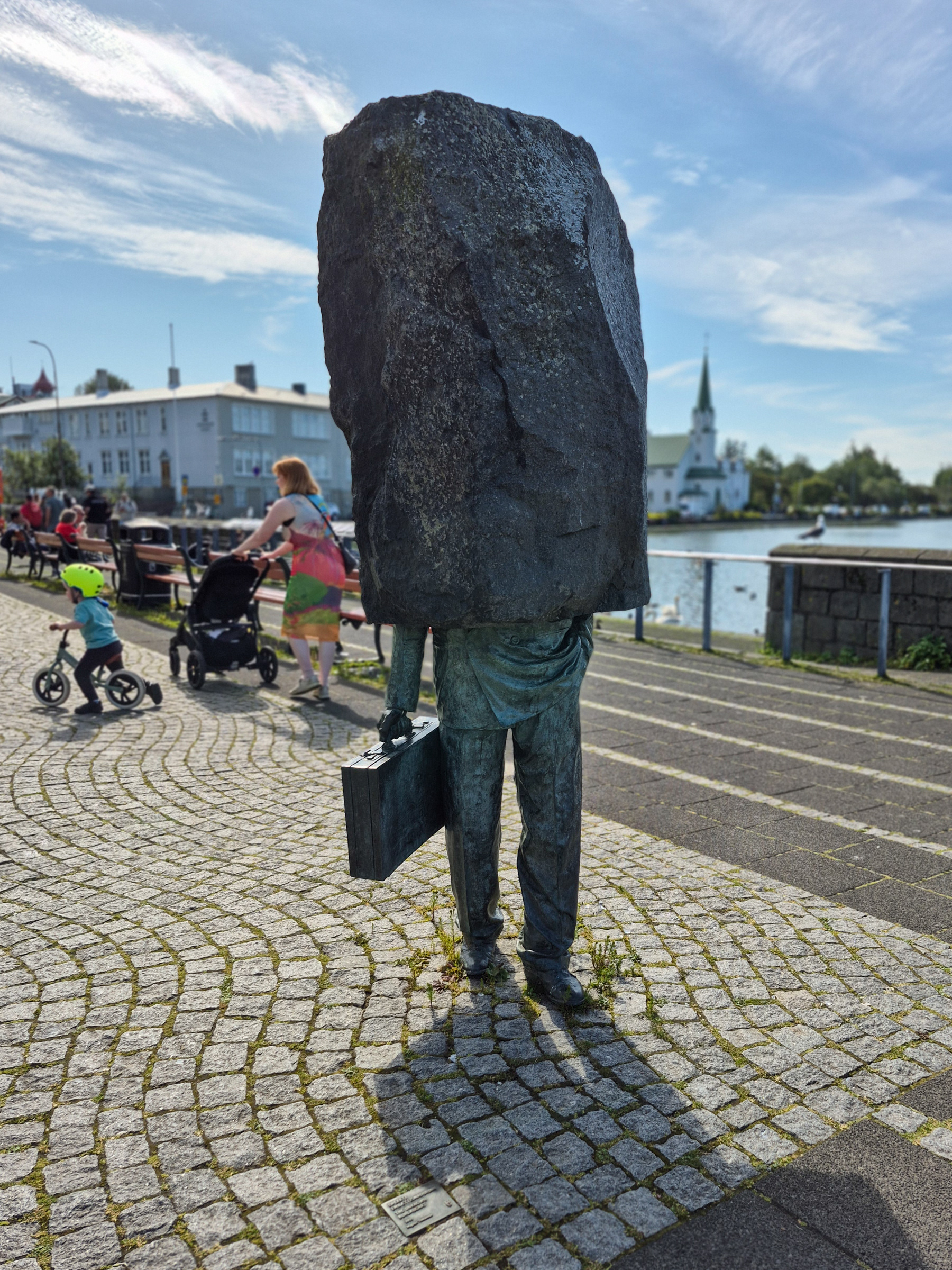 Monument of the Unknown Bureaucrat (1994) by Magnús Tómasson.