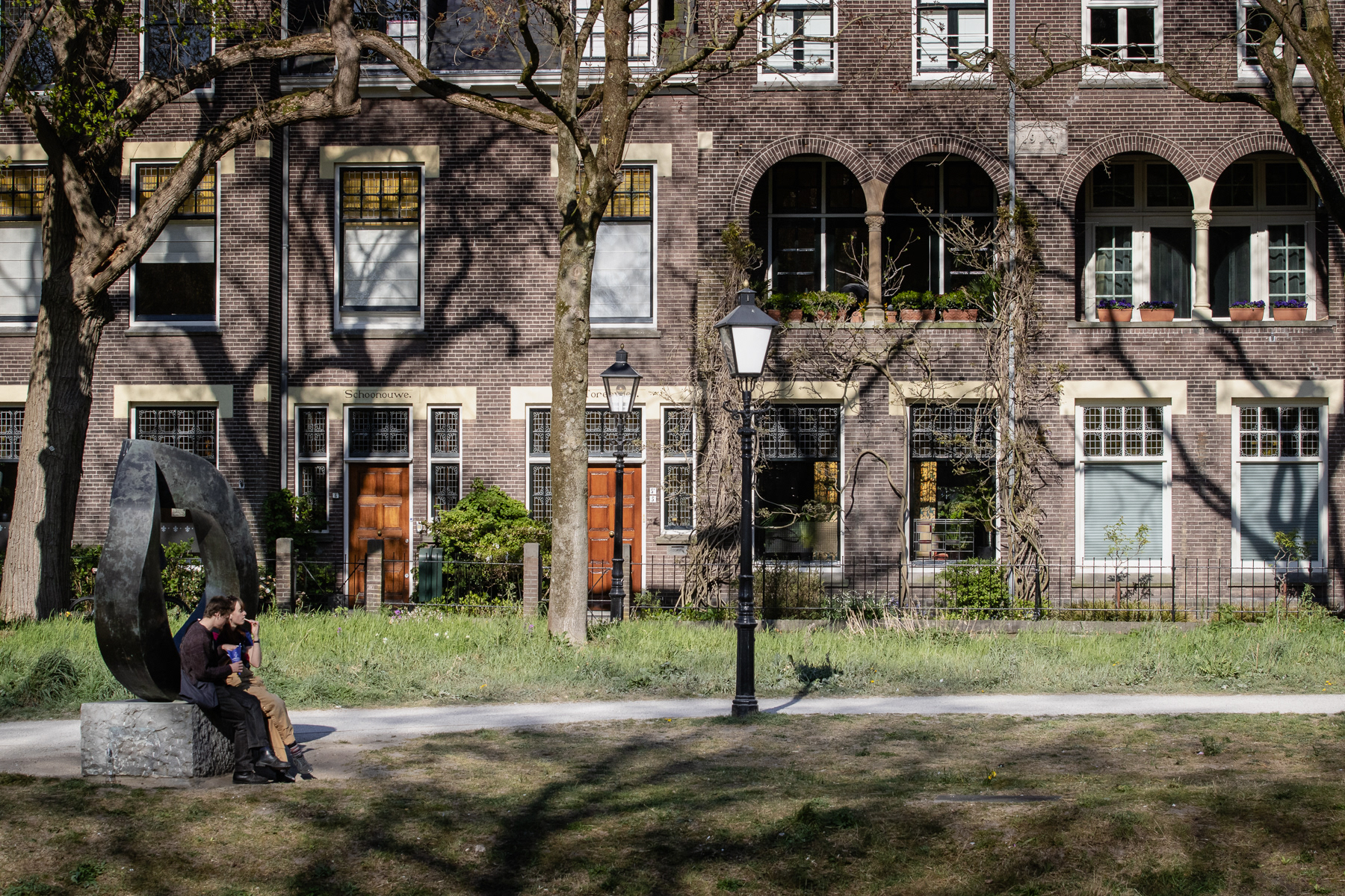 The Rijnkade bank with pedestrian path.