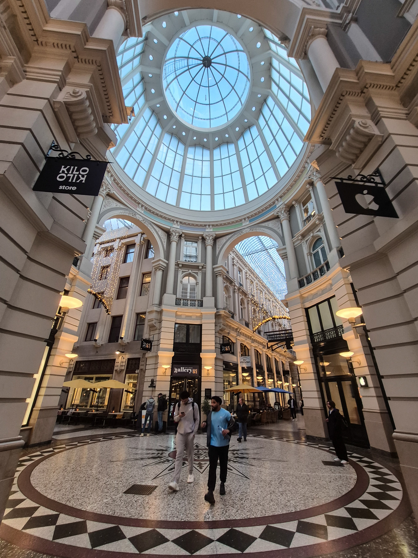 Although officially no part of the Hofkwartier, the adjacent Passage monumental shopping mall has a royal look and feel. Photo taken in October 2025.