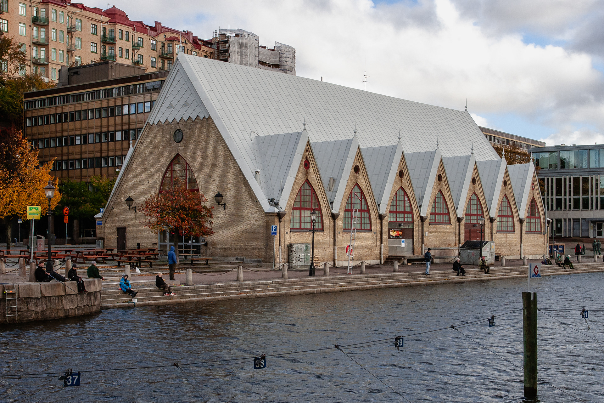 Fish has been traded in Gothenburg since 1644, initially at Lilla Torget, but also at the Christinae Kyrka and Gustav Adolfs Torg. In 1874, the Feskekörka was built in the western inner-city district of Rosenlund, designed by Viktor von Gegerfeldt. Even today, fish lovers can indulge themselves there, as the fish market is still fully operational.