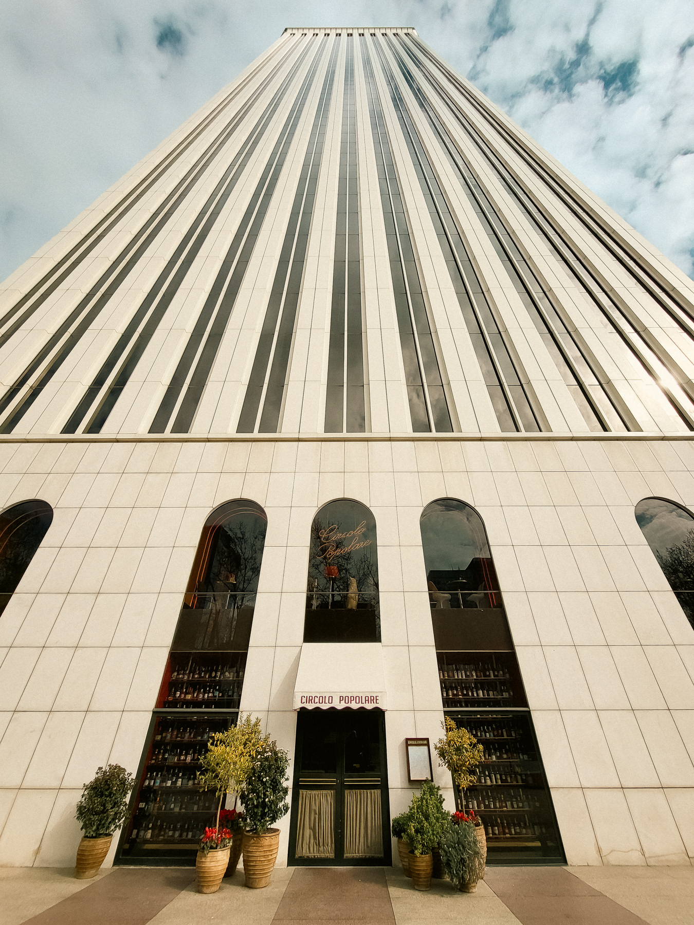 View up to the top of the Torre Picasso