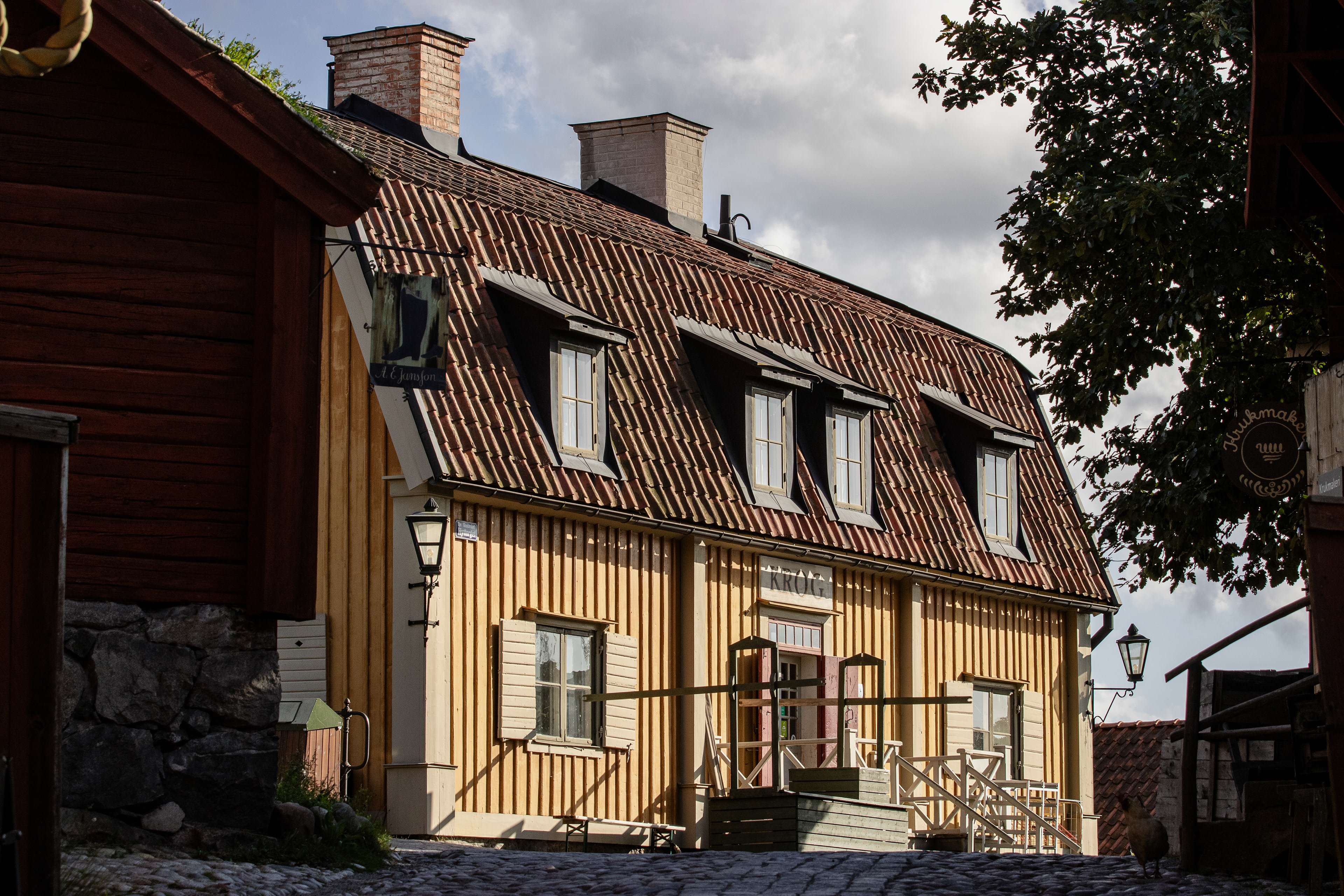 Stora Gungan was in 1725 a place where one could trade goods for money, on the Enskede estate south of Stockholm. In 1969 it was gifted to the city of Stockholm, when new construction was about to commence on the lands where it stood. It was moved to Skansen and rose again in 1976. It currently serves as a bar and restaurant.