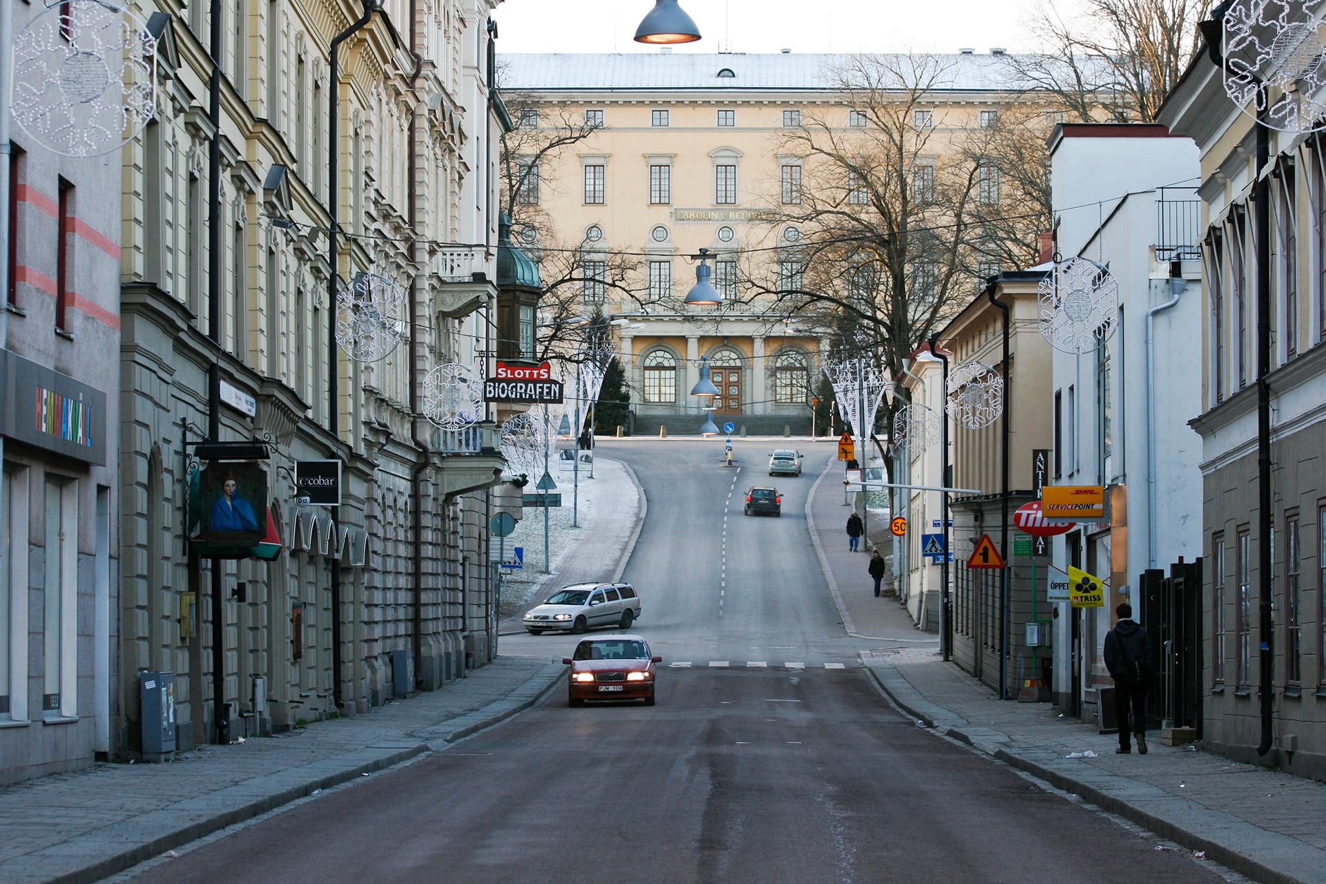 Drottninggatan with Carolina Rediviva, the main university board building, on top of the hill.