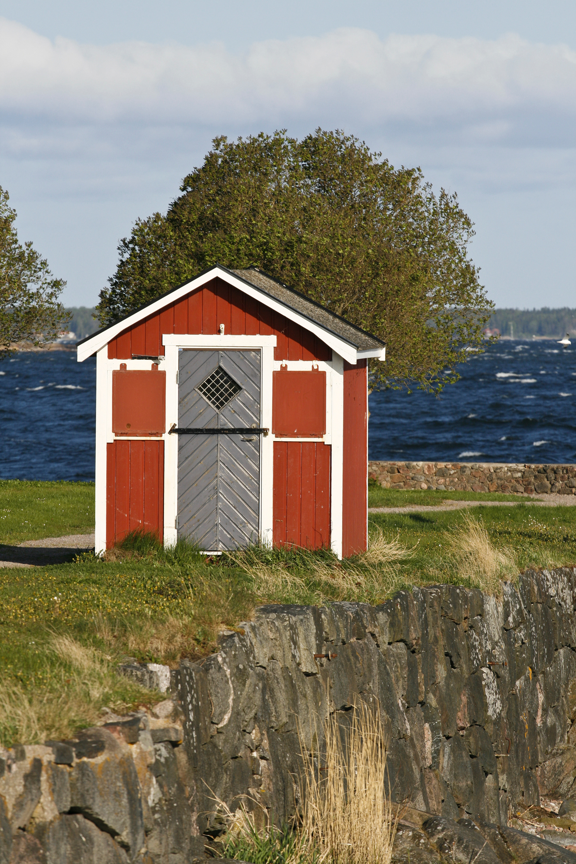 In 2008 a small cabin featured on the rocks of Öregrund. Nowadays it is no longer there.