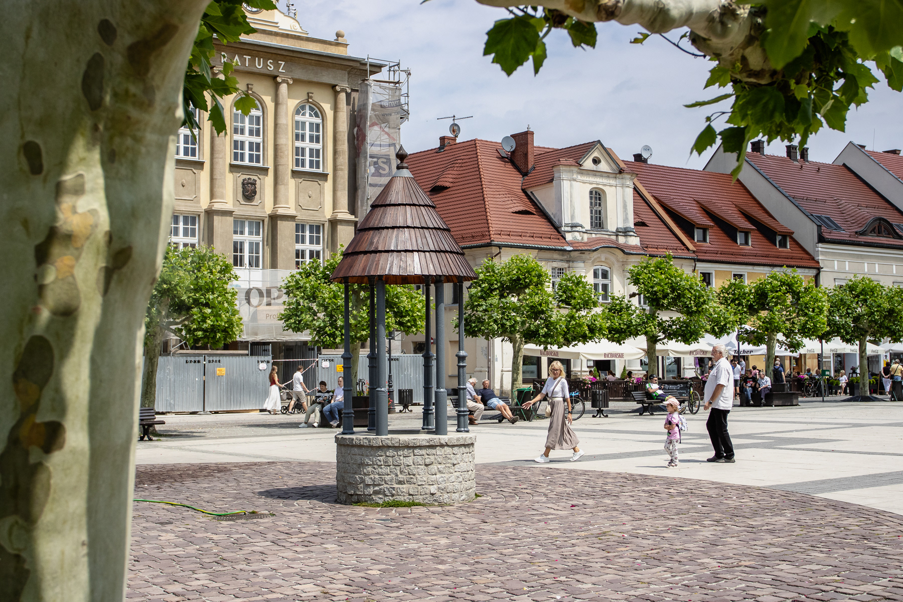 Main square of Pszczyna, with the city hall (Ratusz) and the old well.
