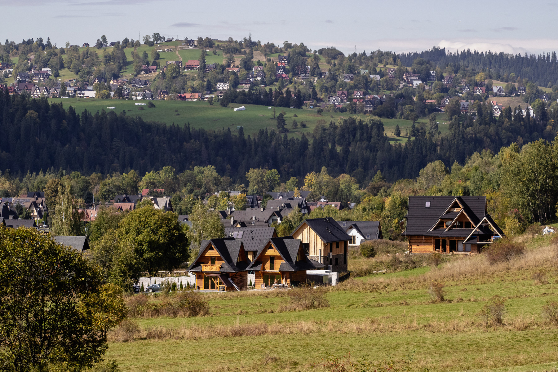 View at Jurgów from the way up to Łapszanka, September 2025.