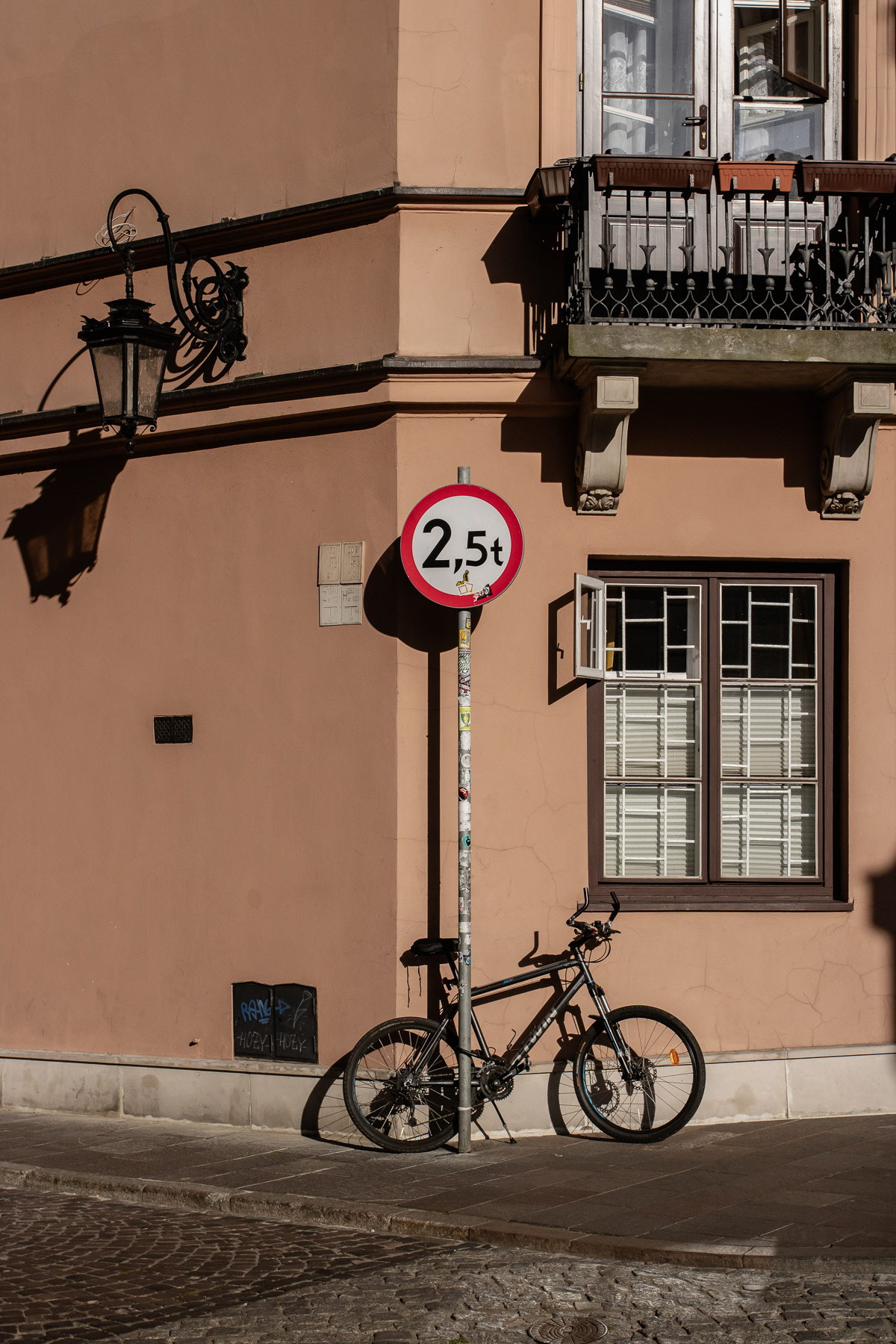 Bicycle and a 2.5-tonnes prohibit sign.