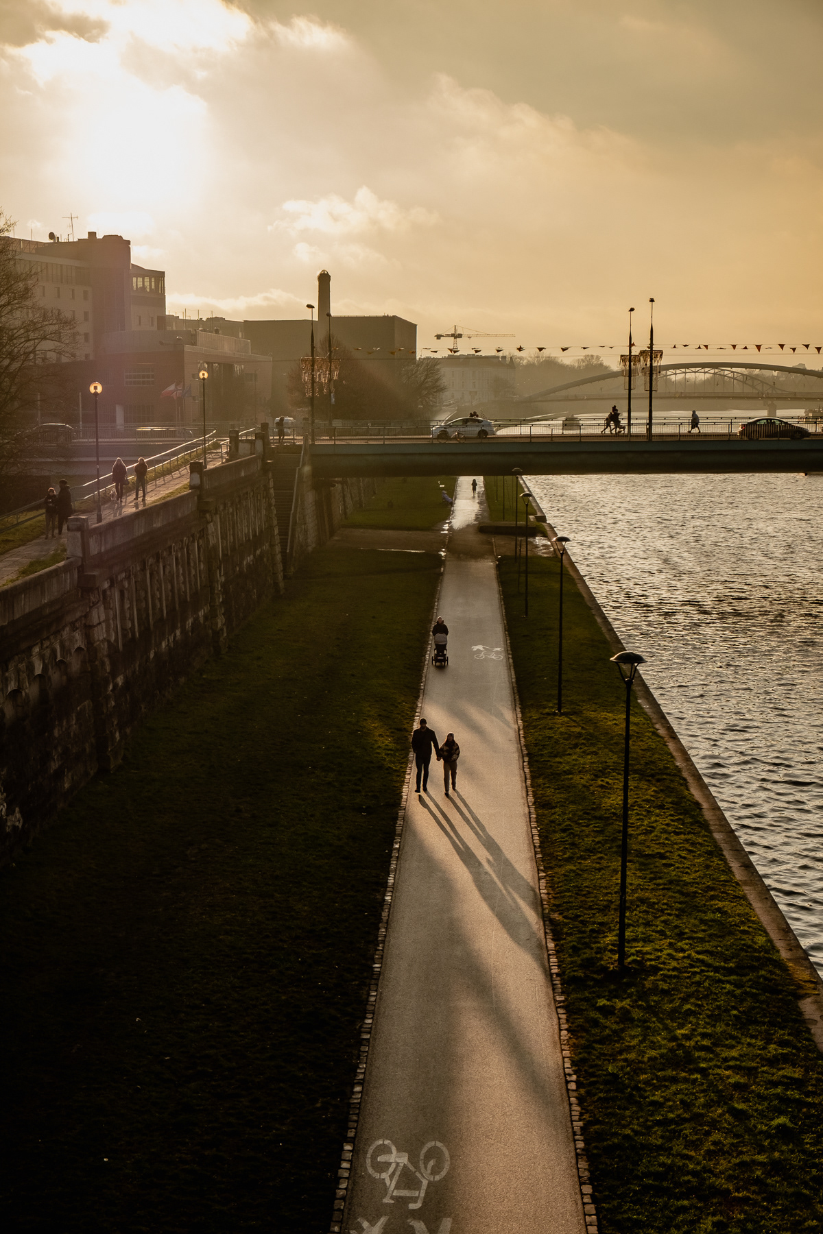 A late afternoon stroll on the bicycle/pedestrian path at the river, Podgórze, December 2025.