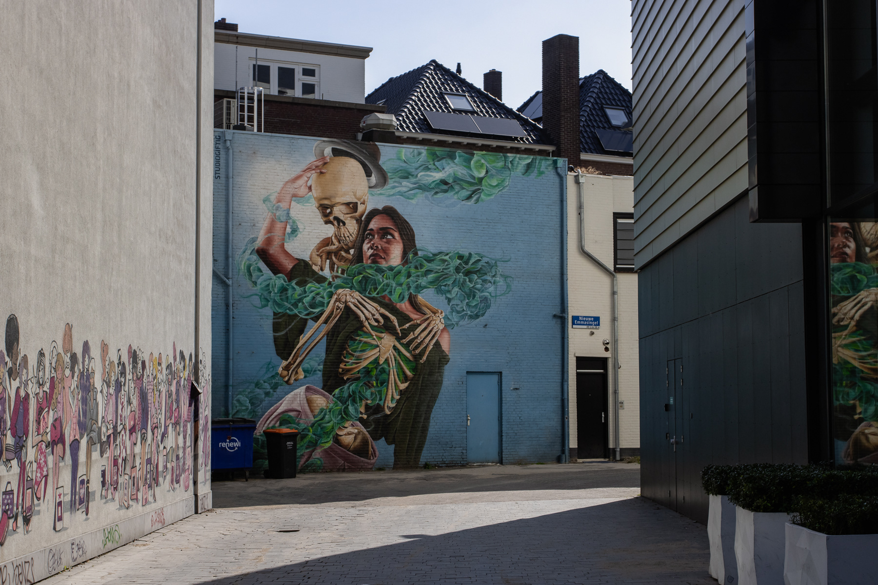 Confronting mural in the Nieuwe Emmasingel street.