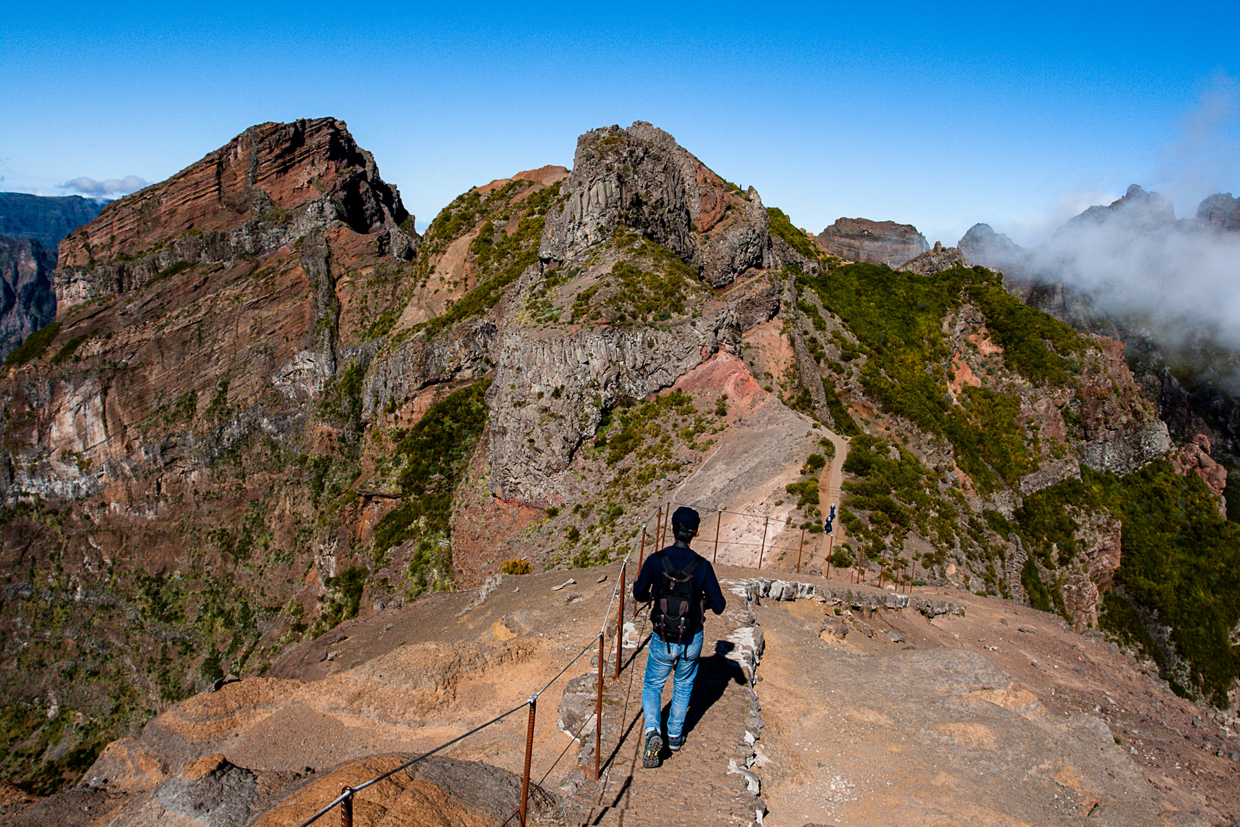 Hiking westbound from the Pico do Arieiro