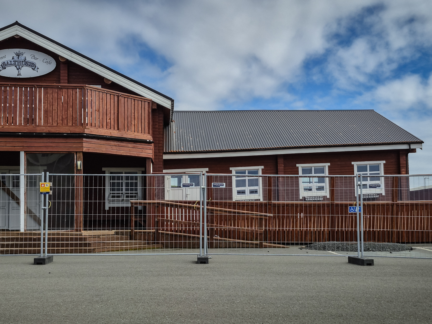 The south wing of this restaurant has been lifted by an earthquakie.