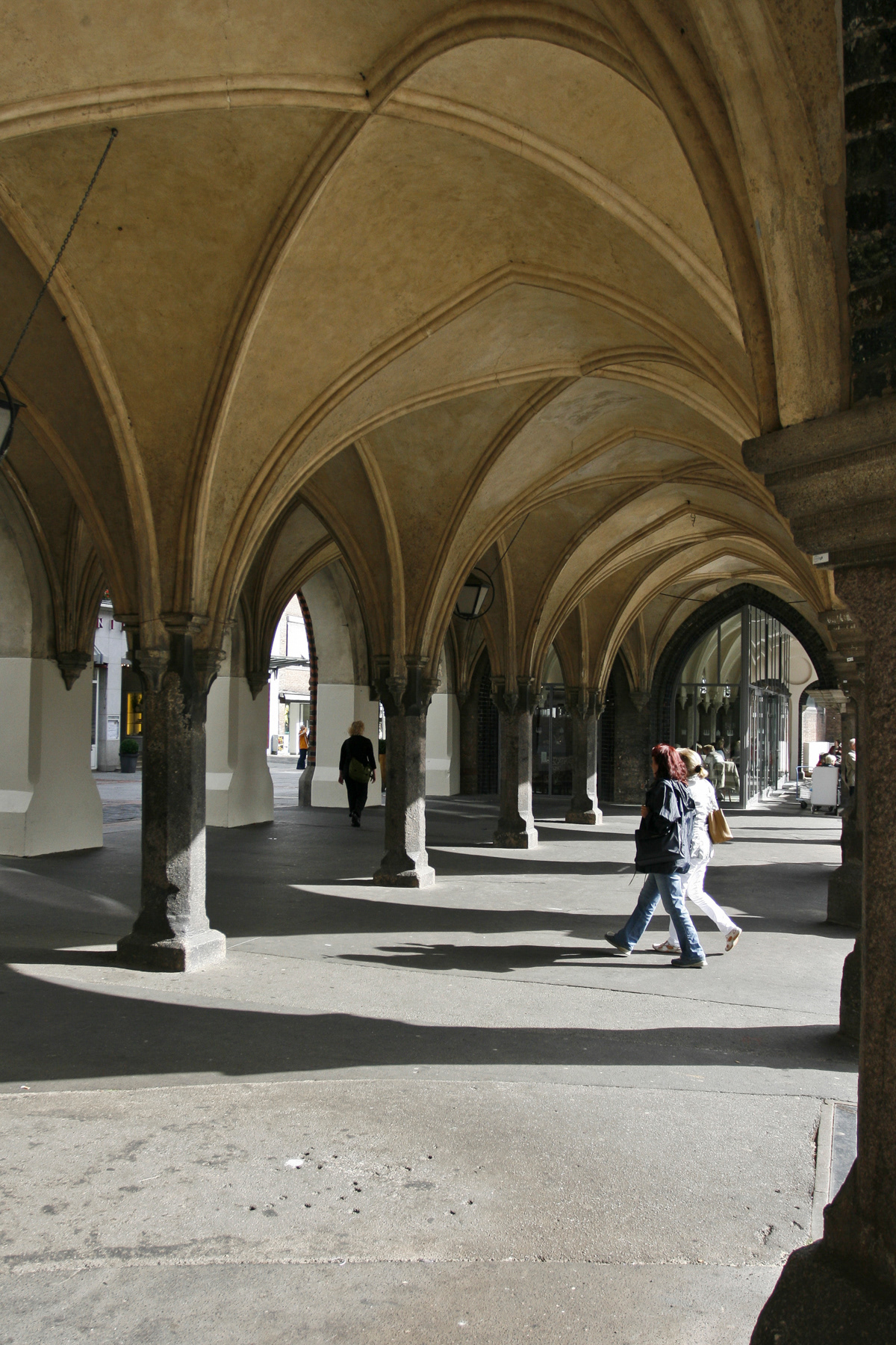 The arches of the Rathaus (City Hall).