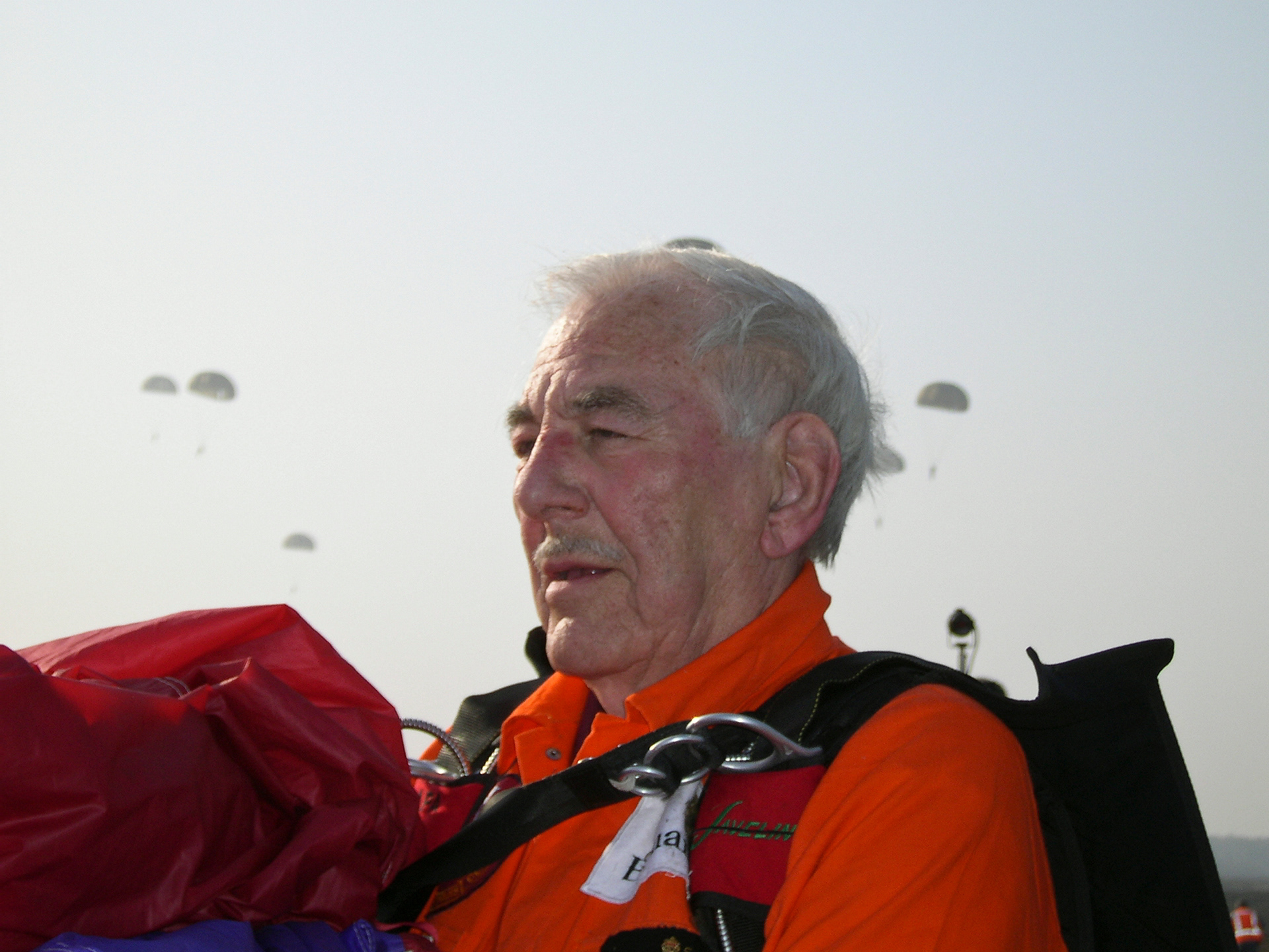 Back in 2003, World War 2 veteran paratroopers still took part in the commemorative para jump every September in Ede near Arnhem.
