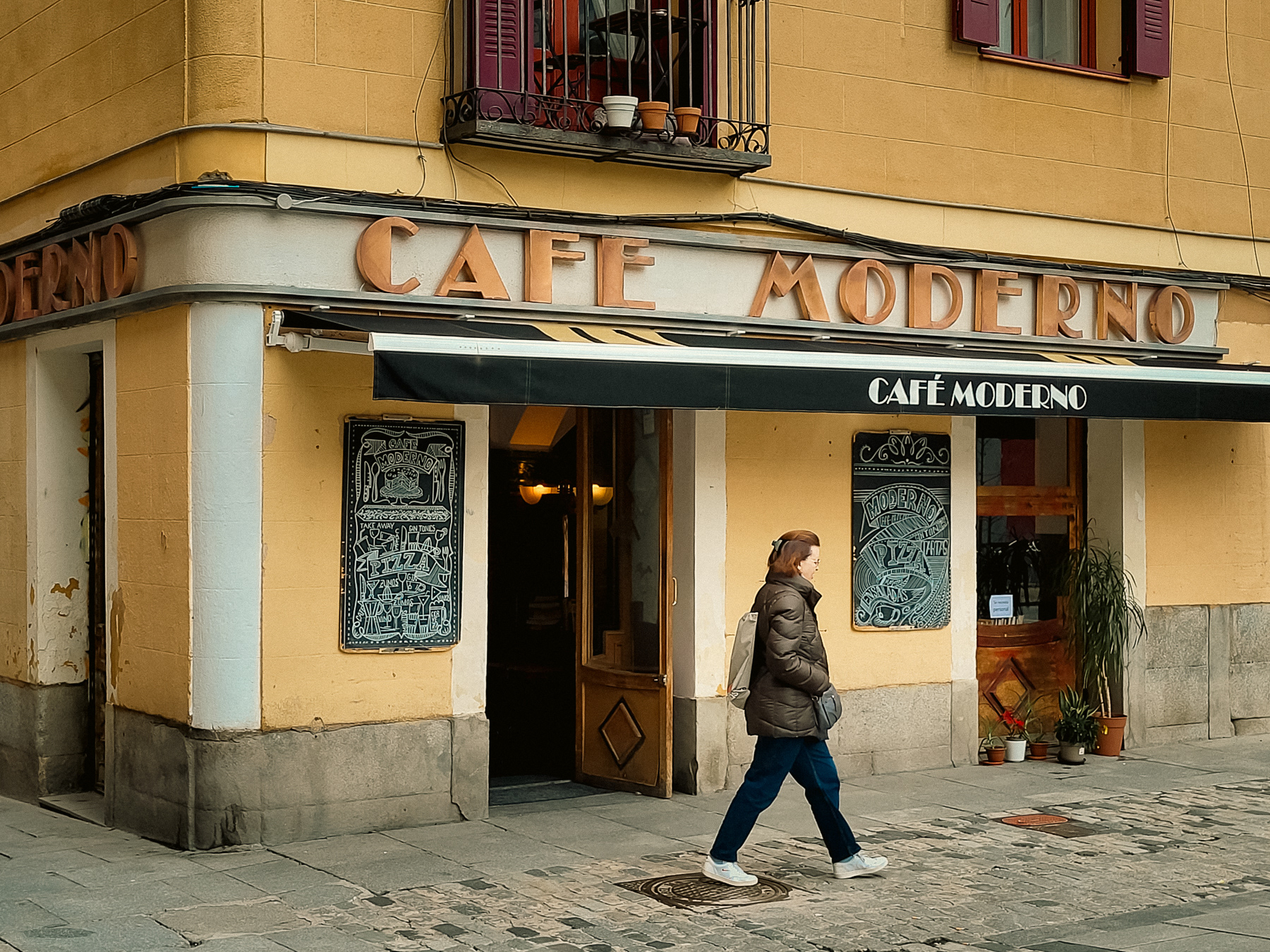 Café Moderno at Plaza de las Comendadoras, used by Spanish director Pedro Almodóvar as a film set in Madres Paralelas.