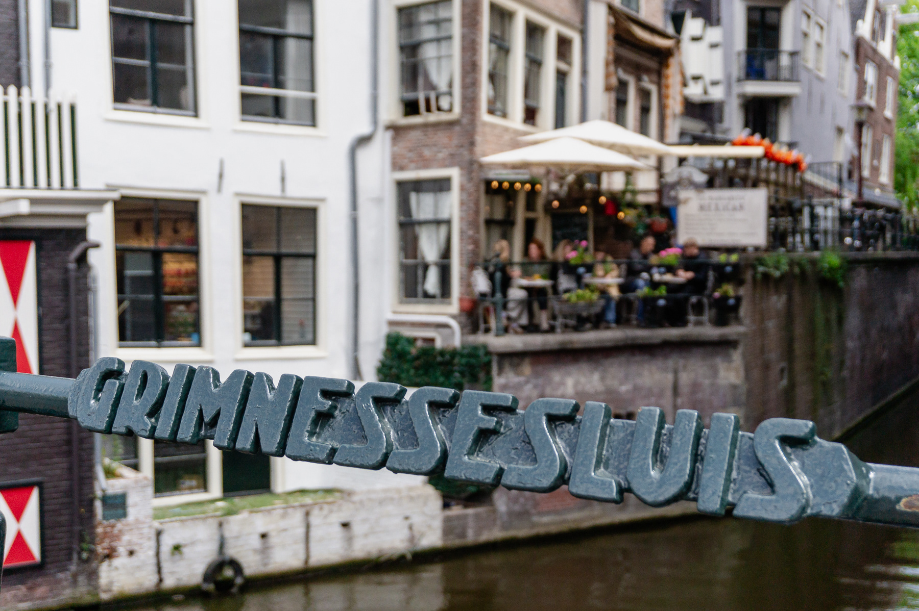 Close-up of the Grimnessesluis bridge name.