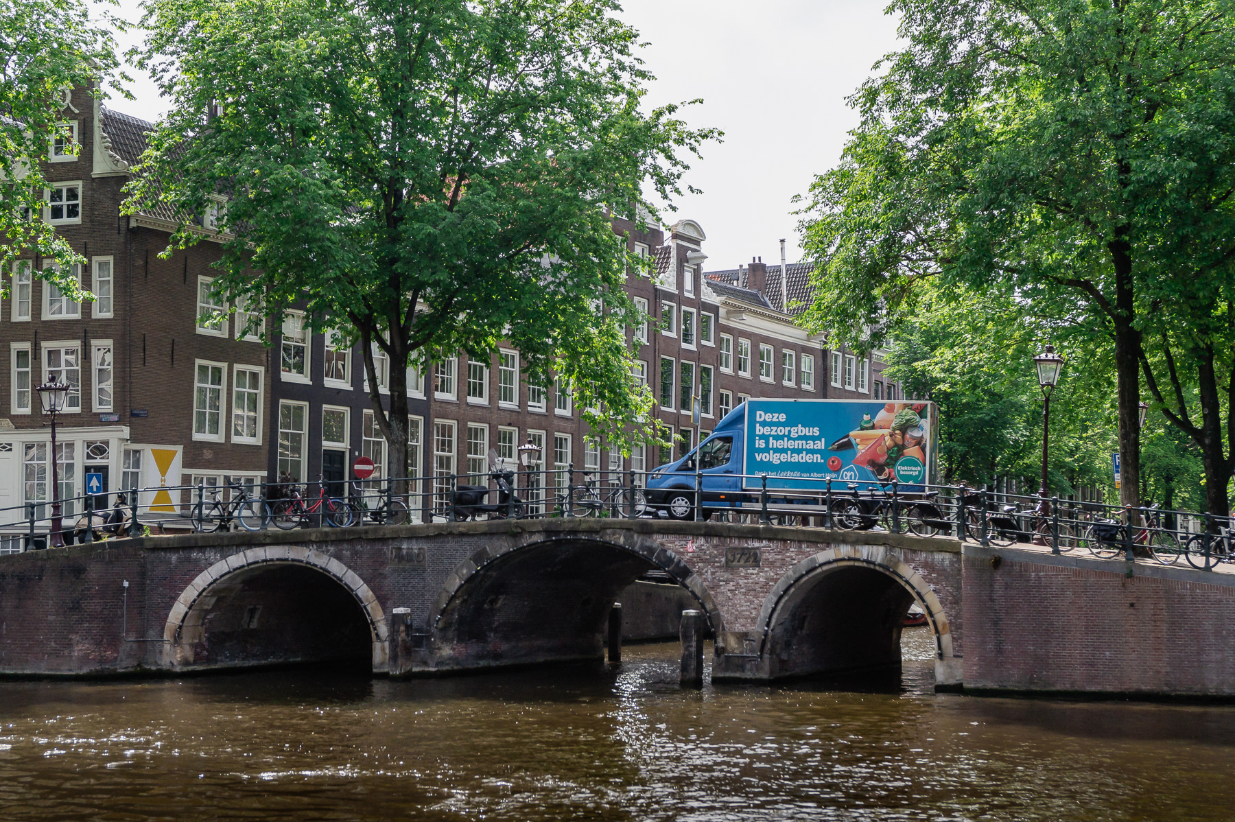 Bridge spanning the Singel at Weide Heisteeg.