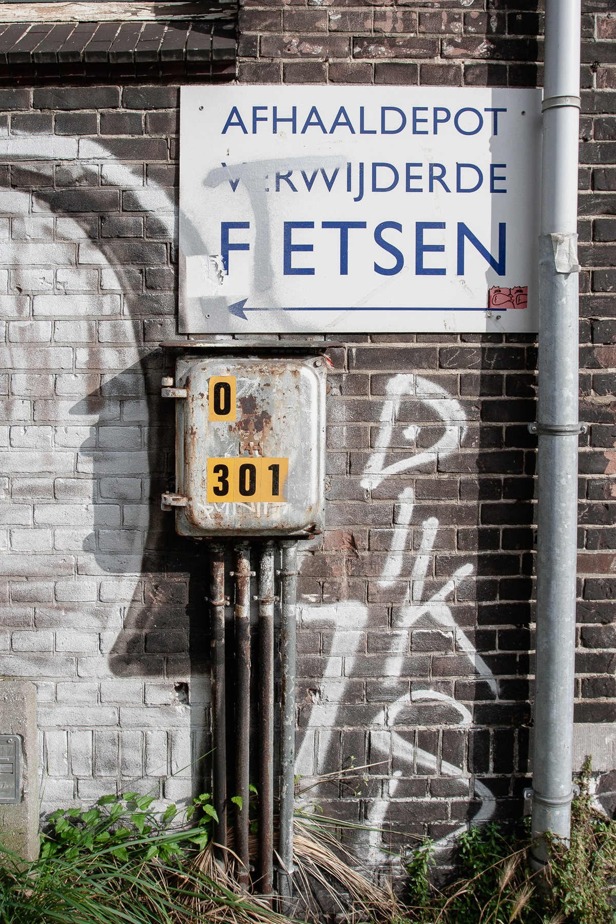 Sign reads: Depot to pick up removed bicycles