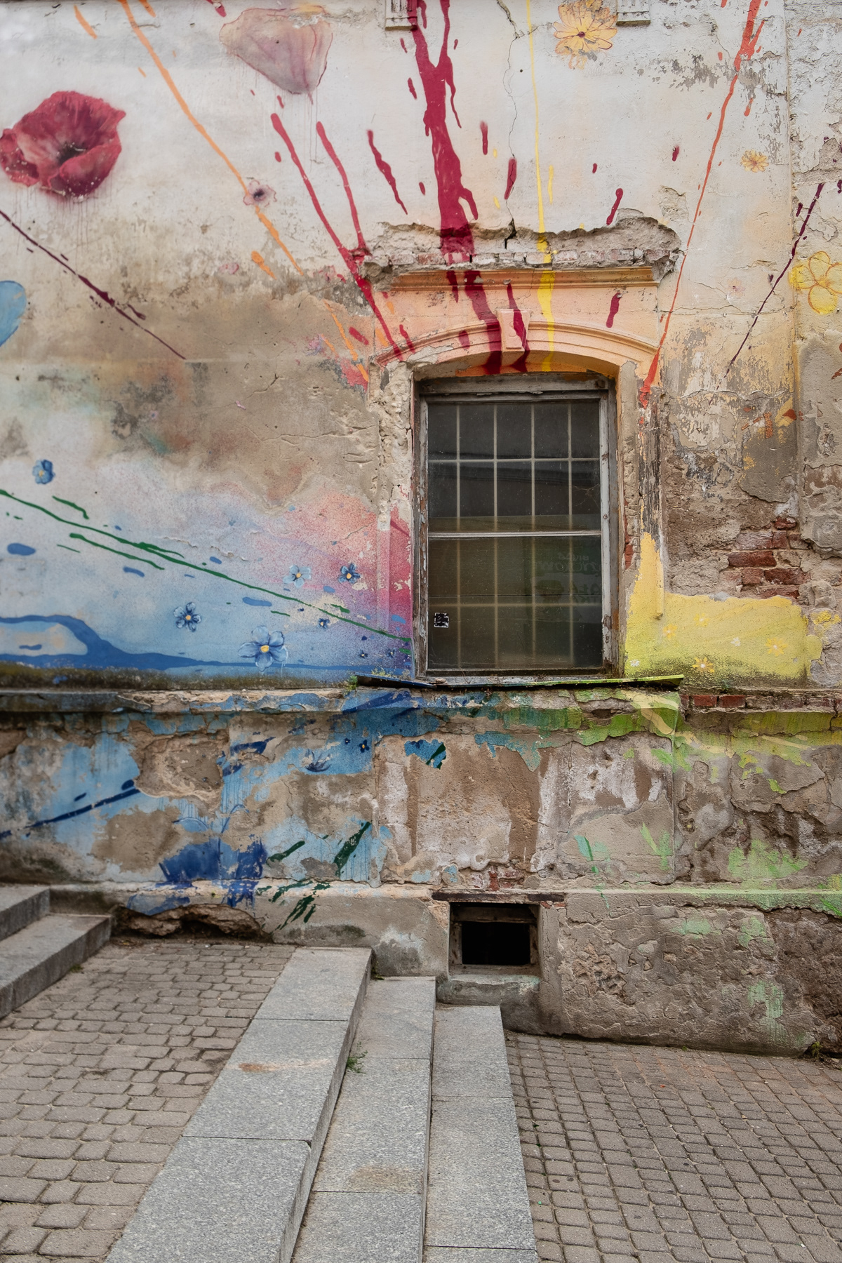 This rough wall of a half-colapsed building at the main square is a clear contrast