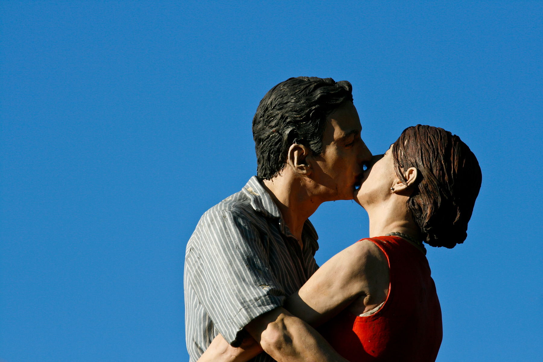 Statue of a kissing couple, Düsseldorf, Germany, 8 November 2009. 