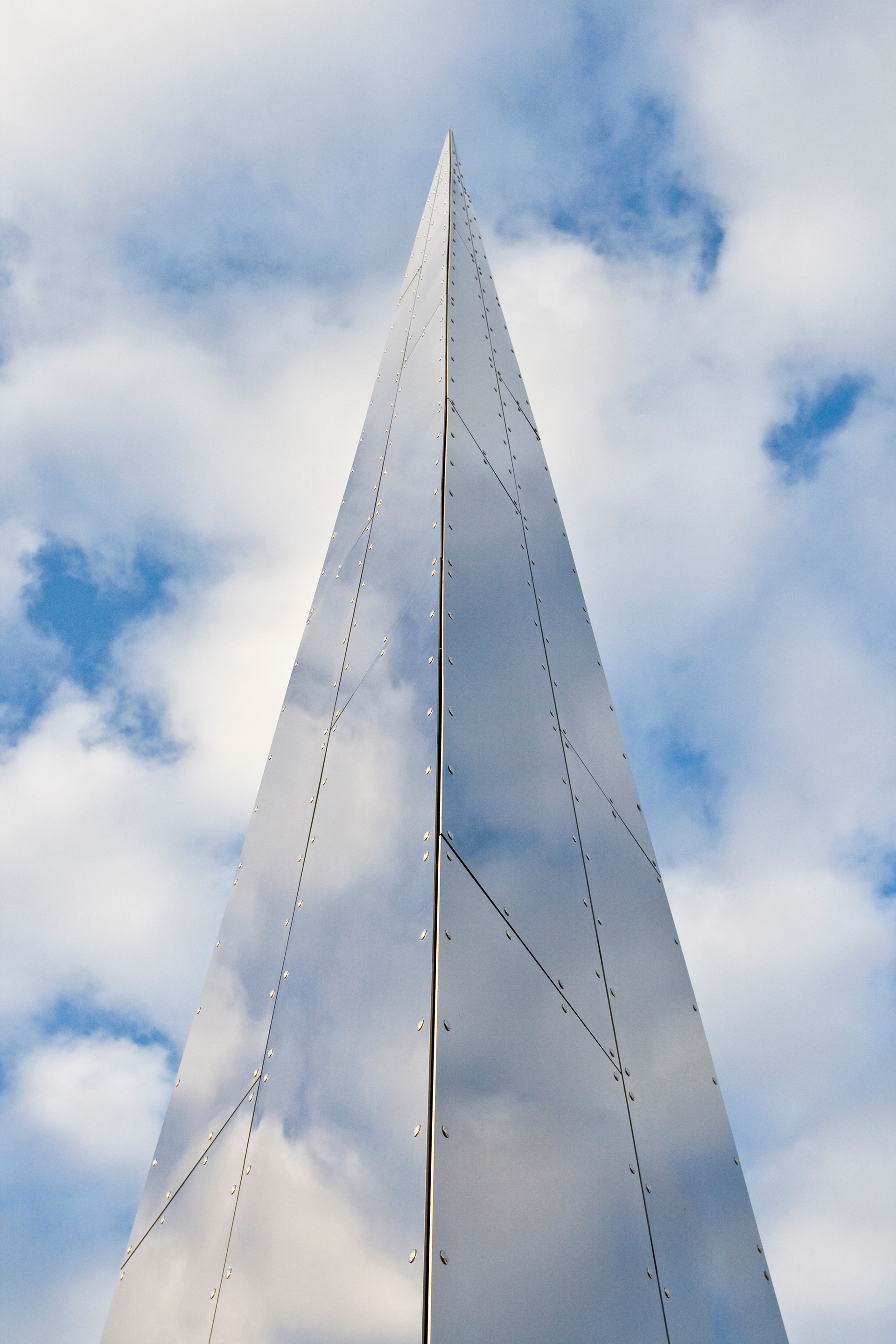 A reflecting metal spire in the centre of Narvik.