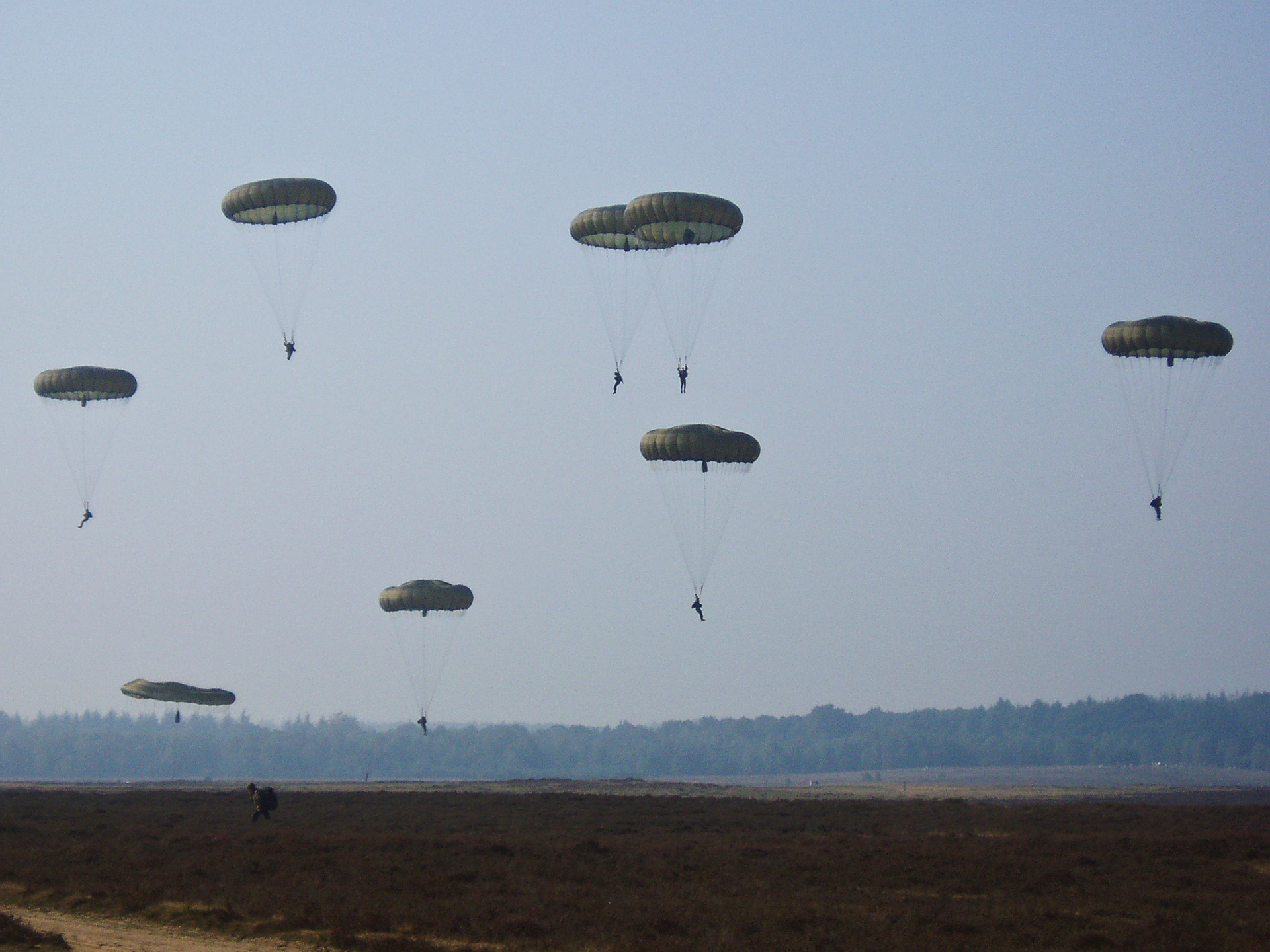 More than half a dozen out of hundreds of present-day soldiers are about to land on the Ginkel Heath fields in Ede, September 2023.