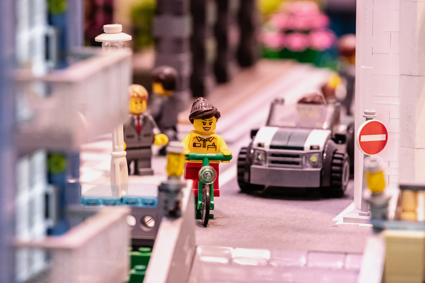A female cyclist navigating her way to traffic.