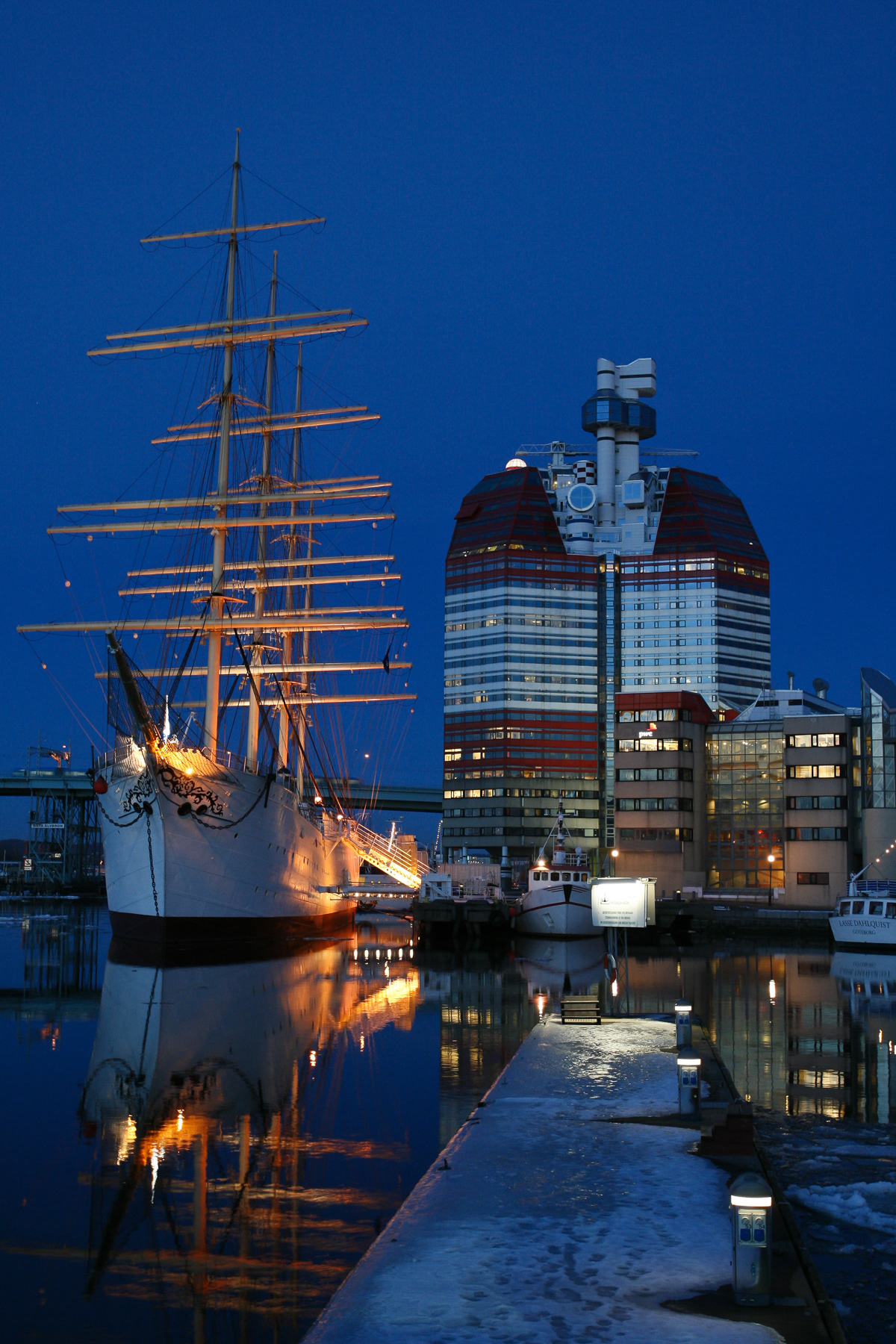 Evening the ship Barken Viking and Lipstickan (The Lipstick), February 2012