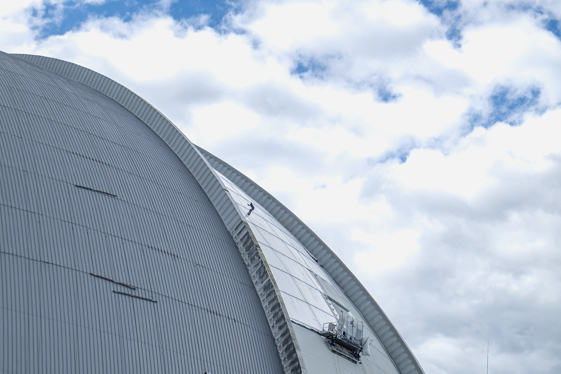 To give an idea of its size, notice the maintenance worker alpine climbing on the dome, July 2026.