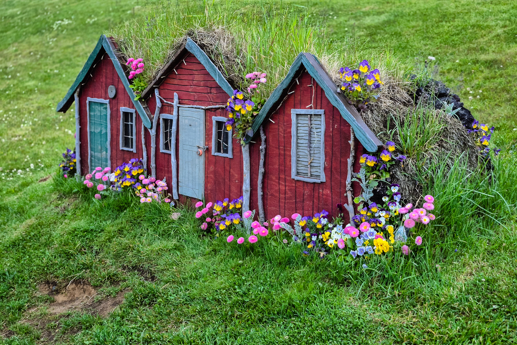 And the red elf houses.