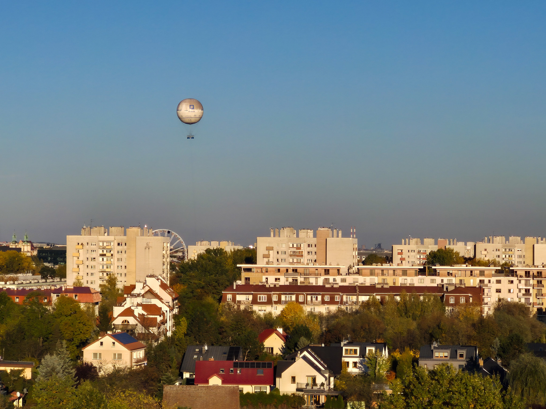 View atowards the innercity with its cable-hooked air balloon. Seen from Zakrzówek, October 2025.