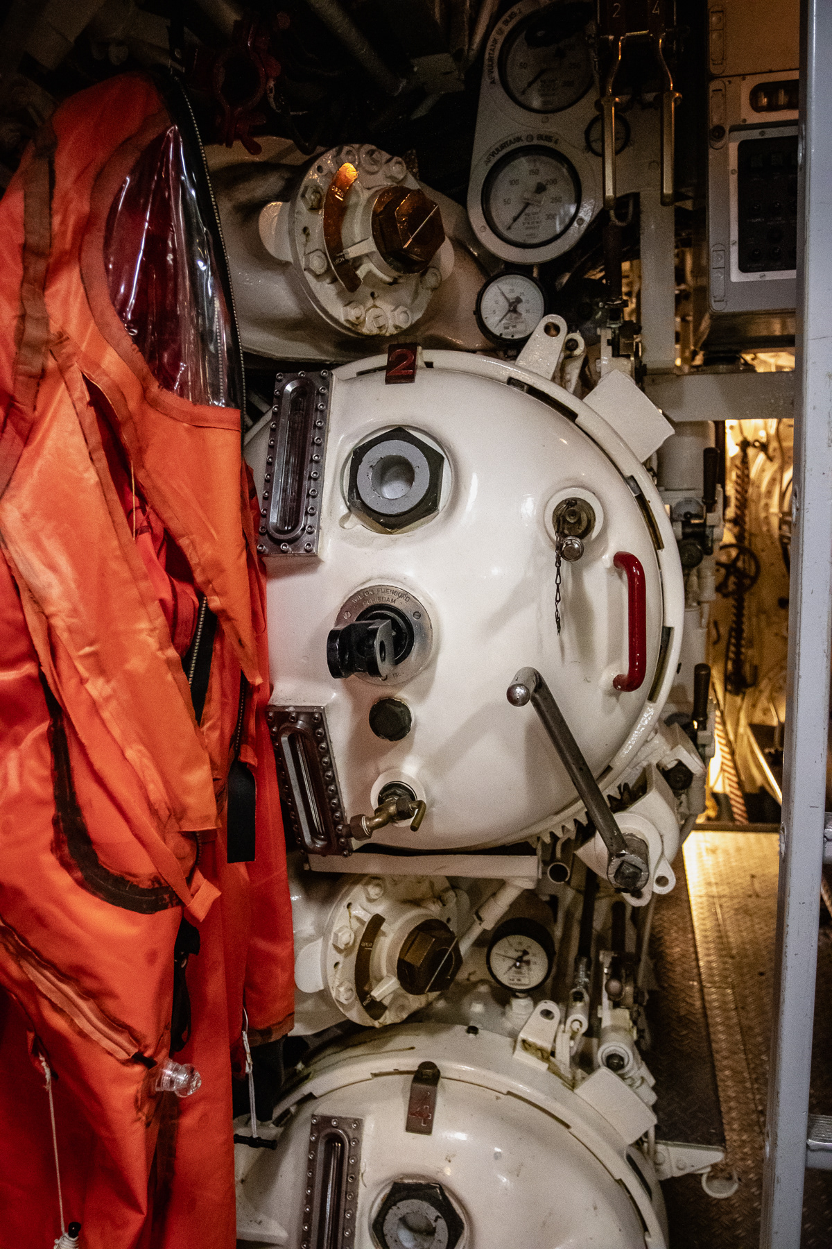 Tonijn has 8 torpedo tubes.