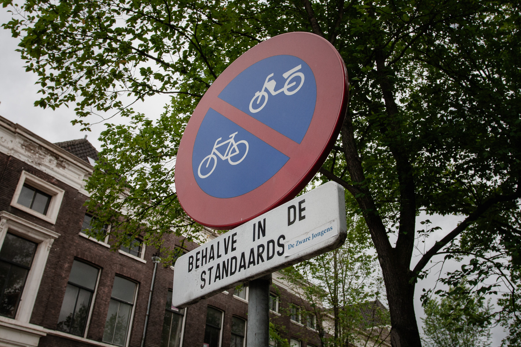 Prohibited to park bicycles and mopeds, apart from in the designated parking spots