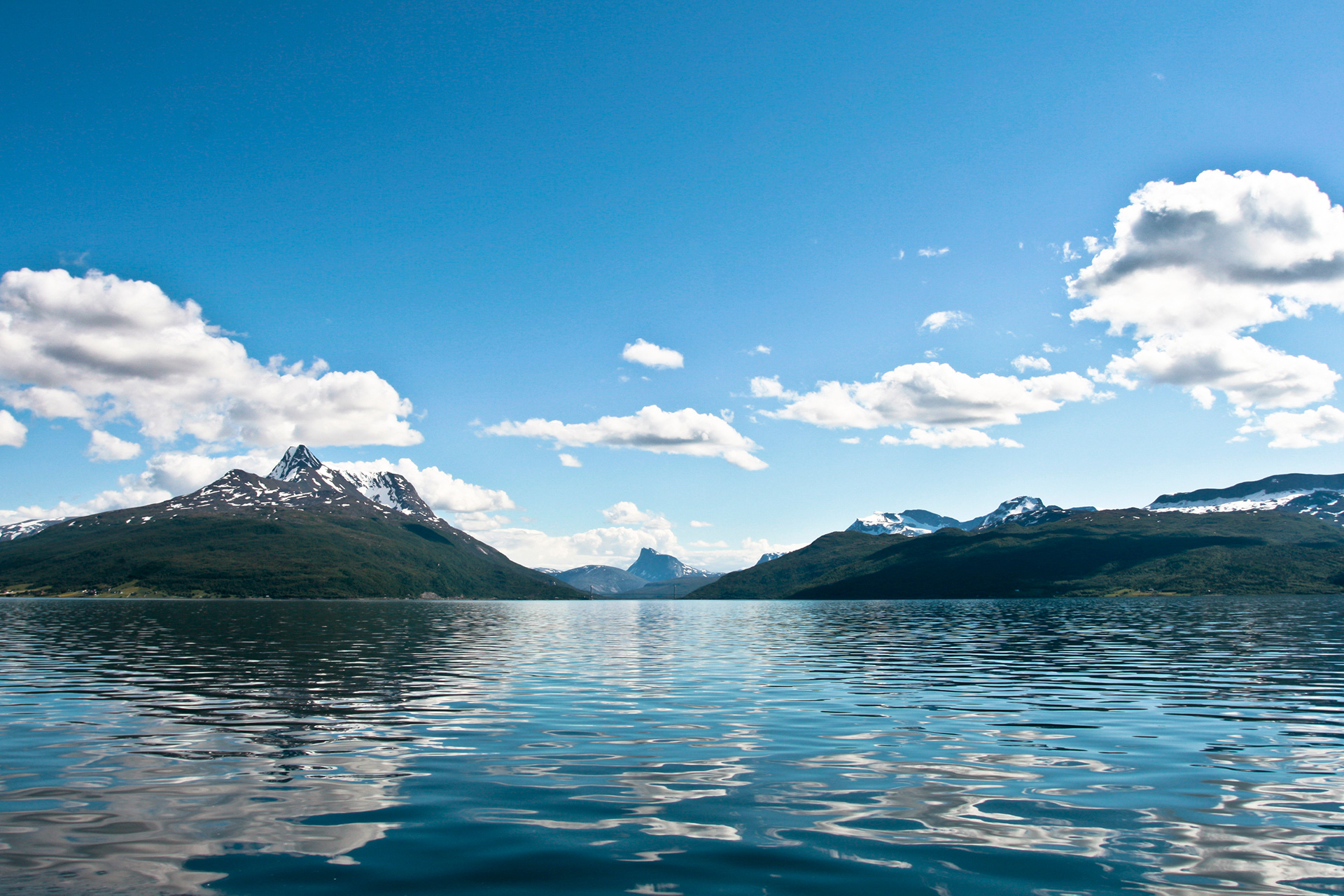 The Hålogalandsbrua (Hålogaland Bridge) still visible on the horizon as my boat is distancing itself from Narvik.