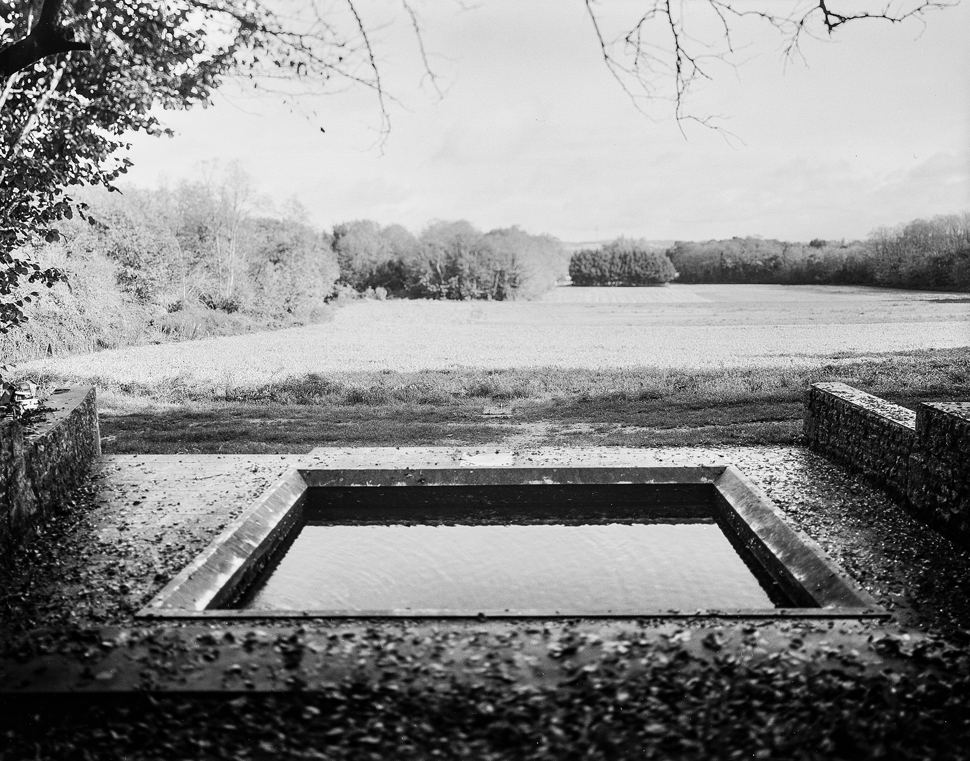 Fontaine des Pots (Saint-Yrieix sur Charente) Jusqu’au milieu du XXe siècle, la culture du chanvre était très développée en Angoumois. La plante était cultivée pour sa tige qui fournissait une excellente fibre textile : la filasse, utilisée pour la confection de solides tissus. Pour l’extraire, il fallait procéder au rouissage, c’est à dire au trempage des tiges dans des pots immergés dans l’eau pendant plusieurs jours. En raison de son odeur nauséabonde due au pourrissement de l’écorce, cette activité était souvent pratiquée dans des lieux isolés comme ici, à la fontaine des Pots.