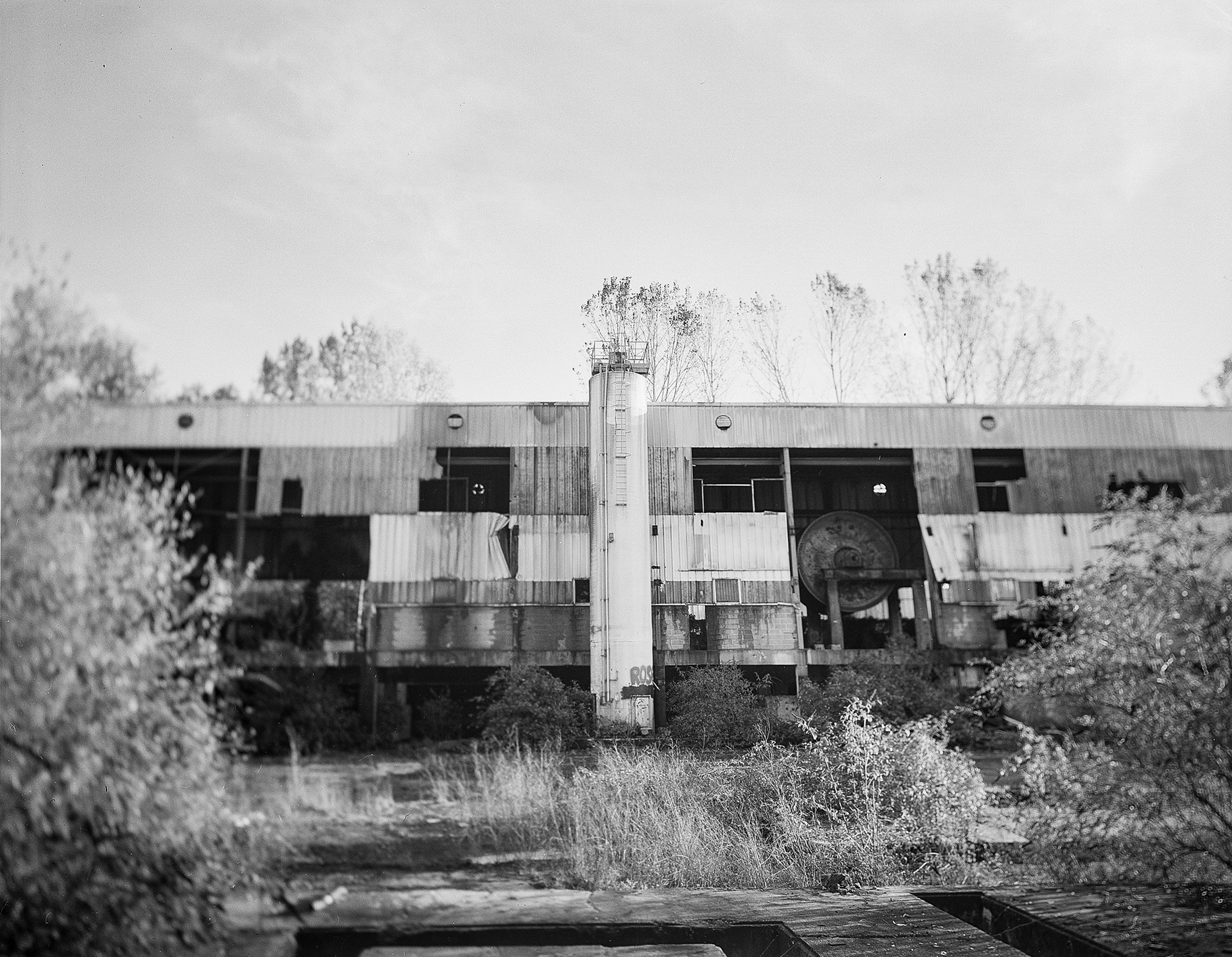 Papeterie de Veuze (3) (Magnac sur Touvre) Dans les années 1950, la papeterie commence à utiliser de vieux papiers pour faire de l'emballage. Quatre machines à papier se succèdent ou fonctionnent parallèlement entre les années 1960 et 2000. Vers 1970, la fabrication cesse dans les anciens ateliers et une nouvelle unité de production de papier de récupération est construite. L’usine ferme ses portes en 2011, entrainant 91 licenciements.
