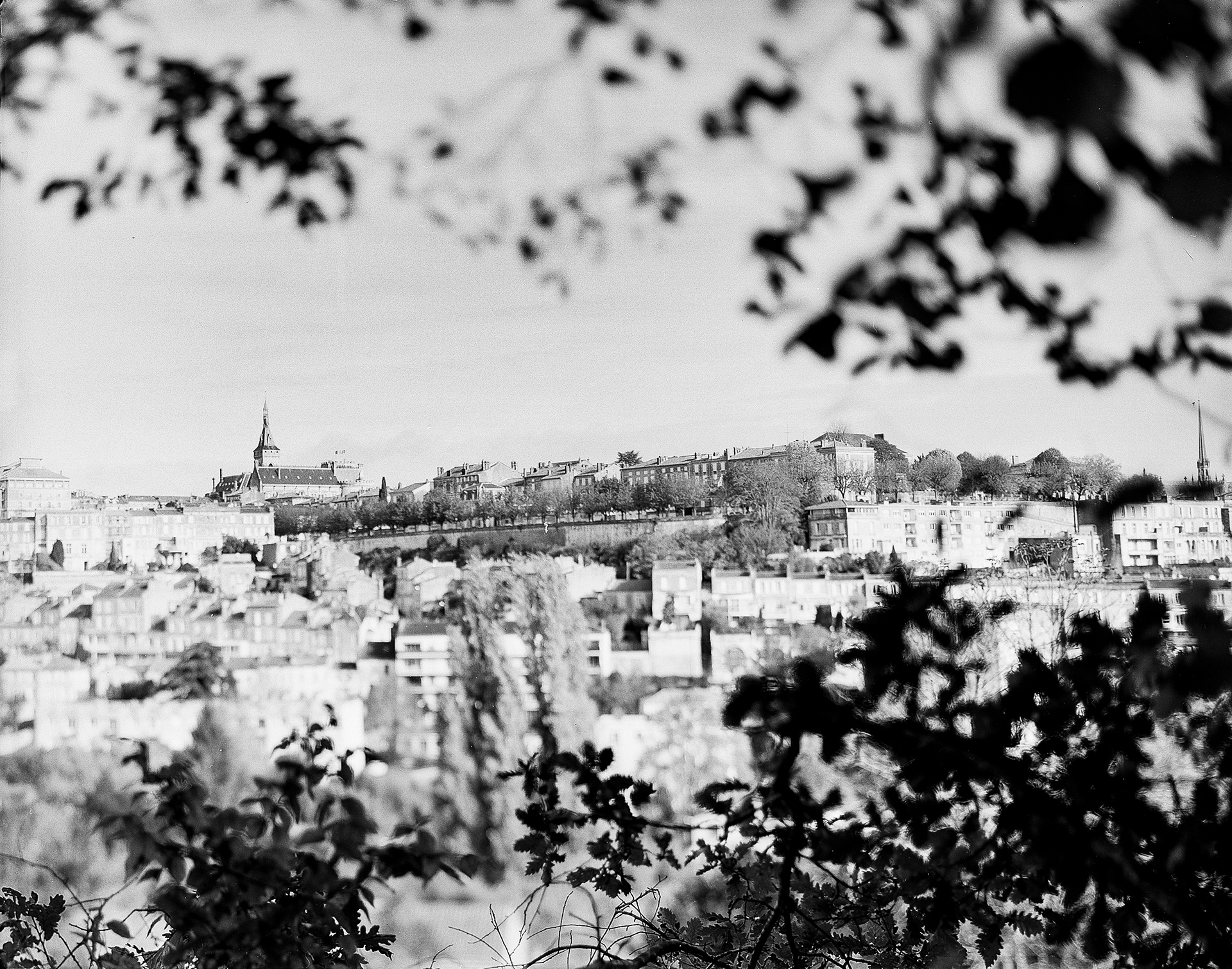 Le Belvédère (Angoulême - Ma Campagne) La ville d’Angoulême est bâtie sur un promontoire rocheux à la confluence du fleuve Charente et de la rivière Anguienne. Les pouvoirs religieux (cathédrale) et civils (hôtel de ville, préfecture, palais de justice) sont regroupés sur le « Plateau » qui domine ainsi les vallées d’environ 80 mètres. Au sud, de l’autre côté de l’Anguienne, le plateau de Ma Campagne permet une vue époustouflante sur la cité des Valois.