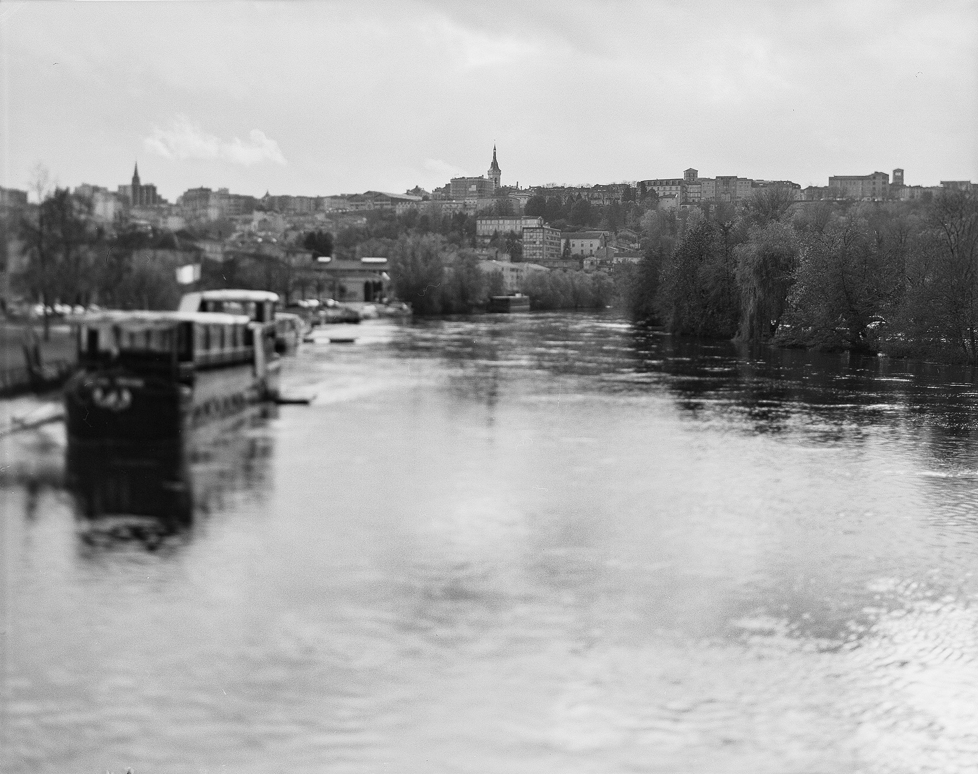 Passerelle (L’Houmeau - Angoulême) La passerelle piétonne de Bourgines relie depuis 1949 l’île du même nom à la rive gauche de la Charente. Elle offre un panorama unique sur le quartier de L’Houmeau, l’un des plus anciens faubourgs d’Angoulême né du développement du port fluvial dès le XIIIe siècle. Au second plan, le promeneur découvre le Plateau, centre historique de la ville.