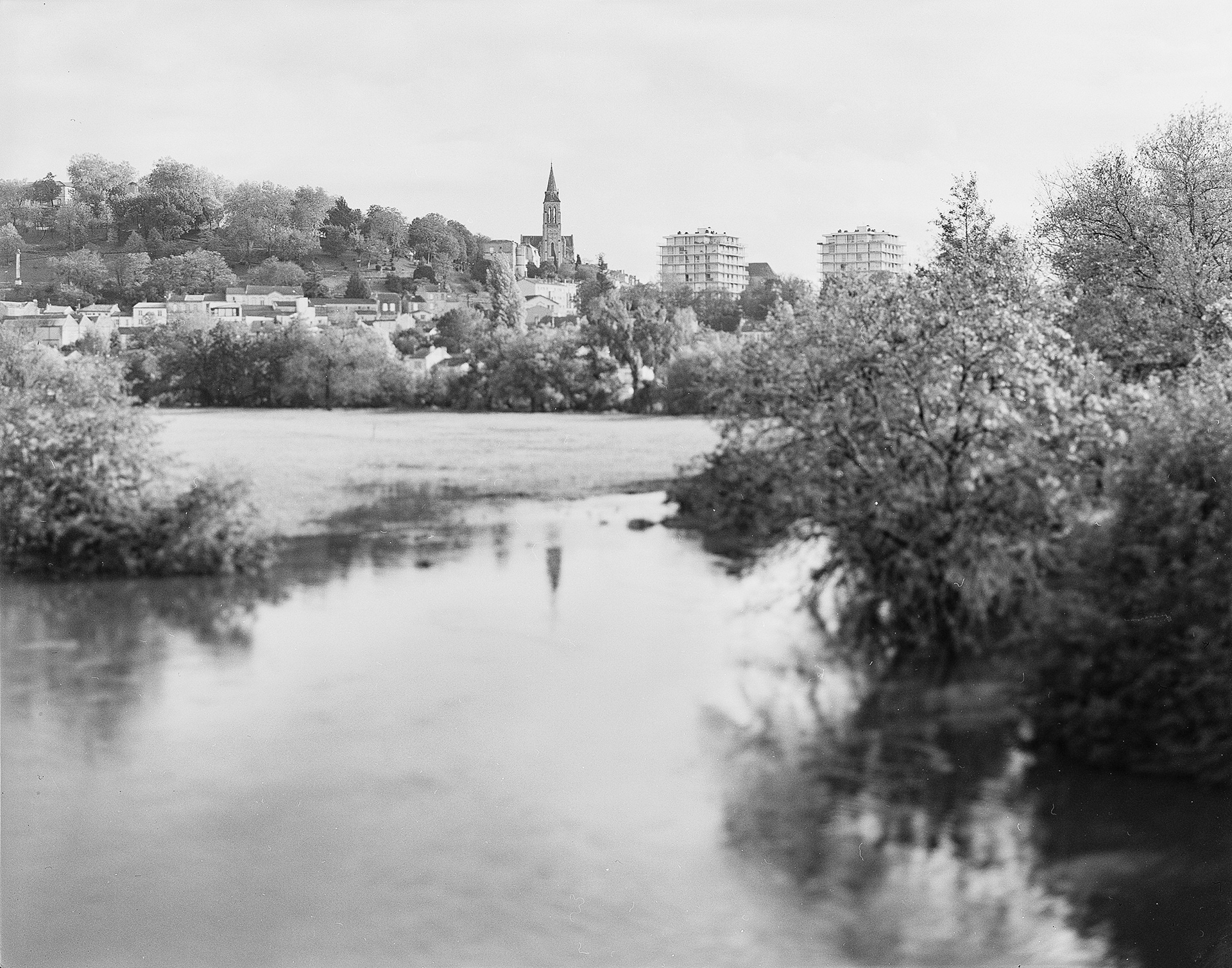 Ile aux Vaches (Angoulême) Cet îlot de 5 hectares fait partie de la dizaine ponctuant le cours du fleuve Charente à Angoulême. Longtemps zone de pâturage, l’île de la Canteau (du nom d’une ancienne propriétaire) devint l’Île aux Vaches à partir de 1890 : là était parqués les bovins destinés aux abattoirs de Montauzier implantés de l’autre côté de la rive. Propriété de la ville d’Angoulême, l’île est accessible aux promeneurs.