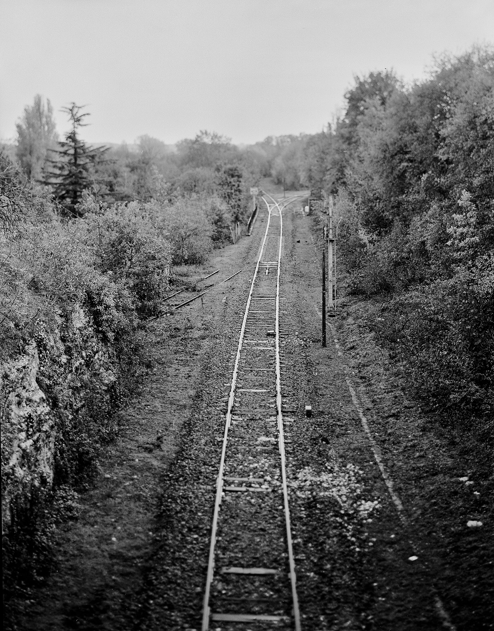 Ancienne voie Ferrée (Gond-Pontouvre) Le chemin de Chaumontet emprunte un petit pont surplombant la voie ferrée Angoulême-Limoges ouverte en 1875 et suspendue depuis 2018. L’embranchement visible à gauche de la photo desservait la minoterie des « Grands Moulins de Bourlion » devenue « Grande Semoulerie de l’Ouest » désaffectée depuis 2009. Le développement de cette entreprise, depuis la fin du XIXe, siècle contribua à l’essor industriel et économique de la commune et de sa région.