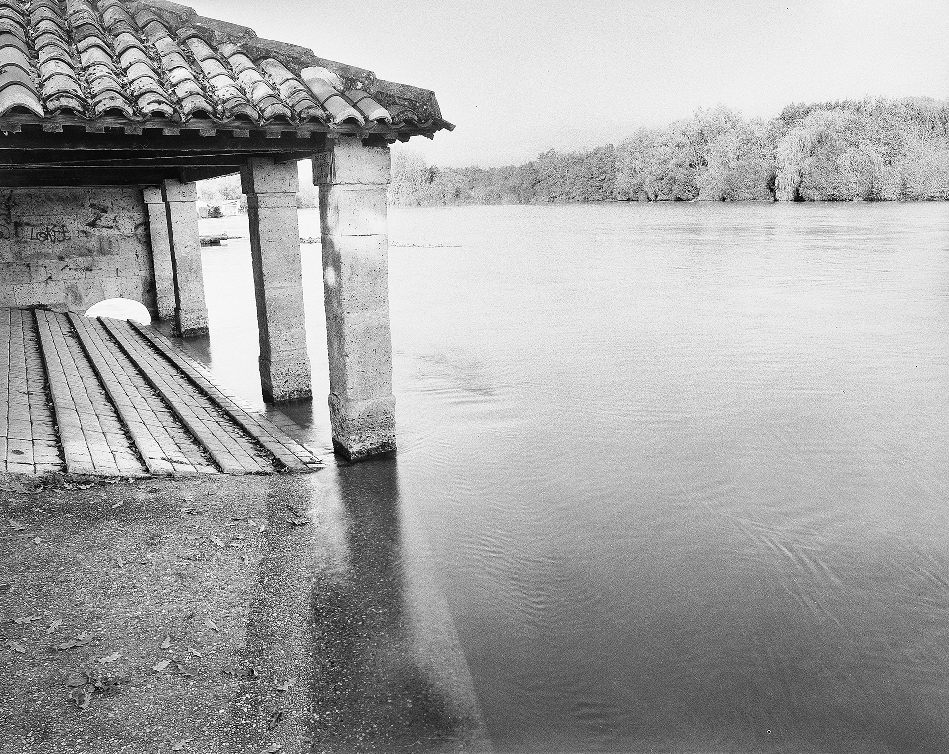 Lavoir de Magnac (Magnac sur Touvre) Le lavoir est situé en contrebas de l’église Saint-Cybard, en bord de Touvre. La rivière prend sa source dans la commune voisine de Touvre et se jette dans la Charente à Gond-Pontouvre. La plupart des lavoirs ont été construits à partir de 1832, date d’une terrible épidémie de choléra en France, afin d’assurer le lavage du linge dans de bonnes conditions d’hygiène. Ancien et important lieu de convivialité féminine, le lavoir est ici couvert.