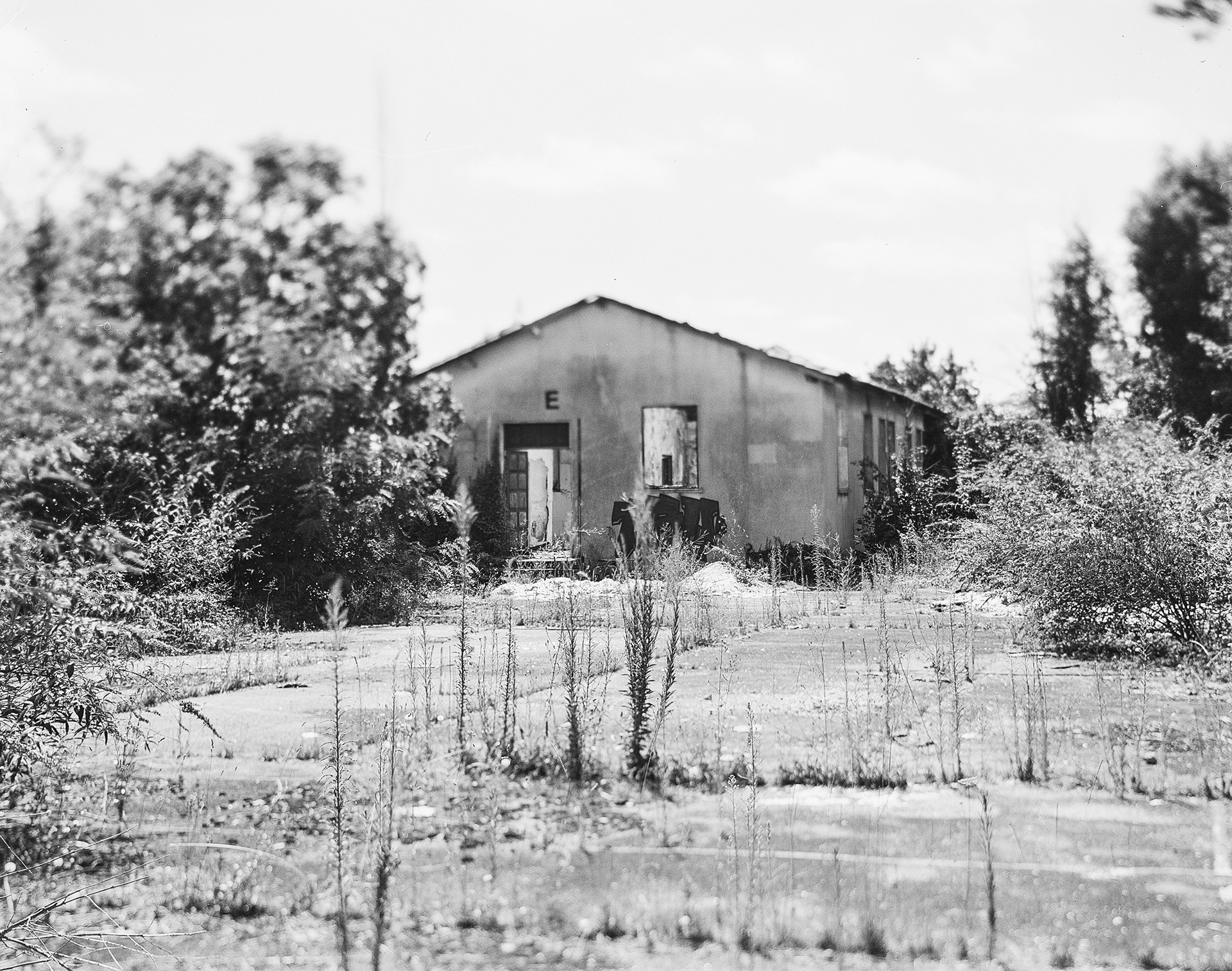 Camp des Molines (Angoulême) Le camps des Molines était un « centre de stationnement » visant à sédentariser les Tsiganes. Il fut en activité de 1973 à 1984. Quelques 350 familles y stationnèrent. Parmi elles, certaines avaient déjà été internées de force au camp des Alliers d’Angoulême, suite à l’interdiction de circulation des nomades prise en 1940 pour toute la durée de la guerre.