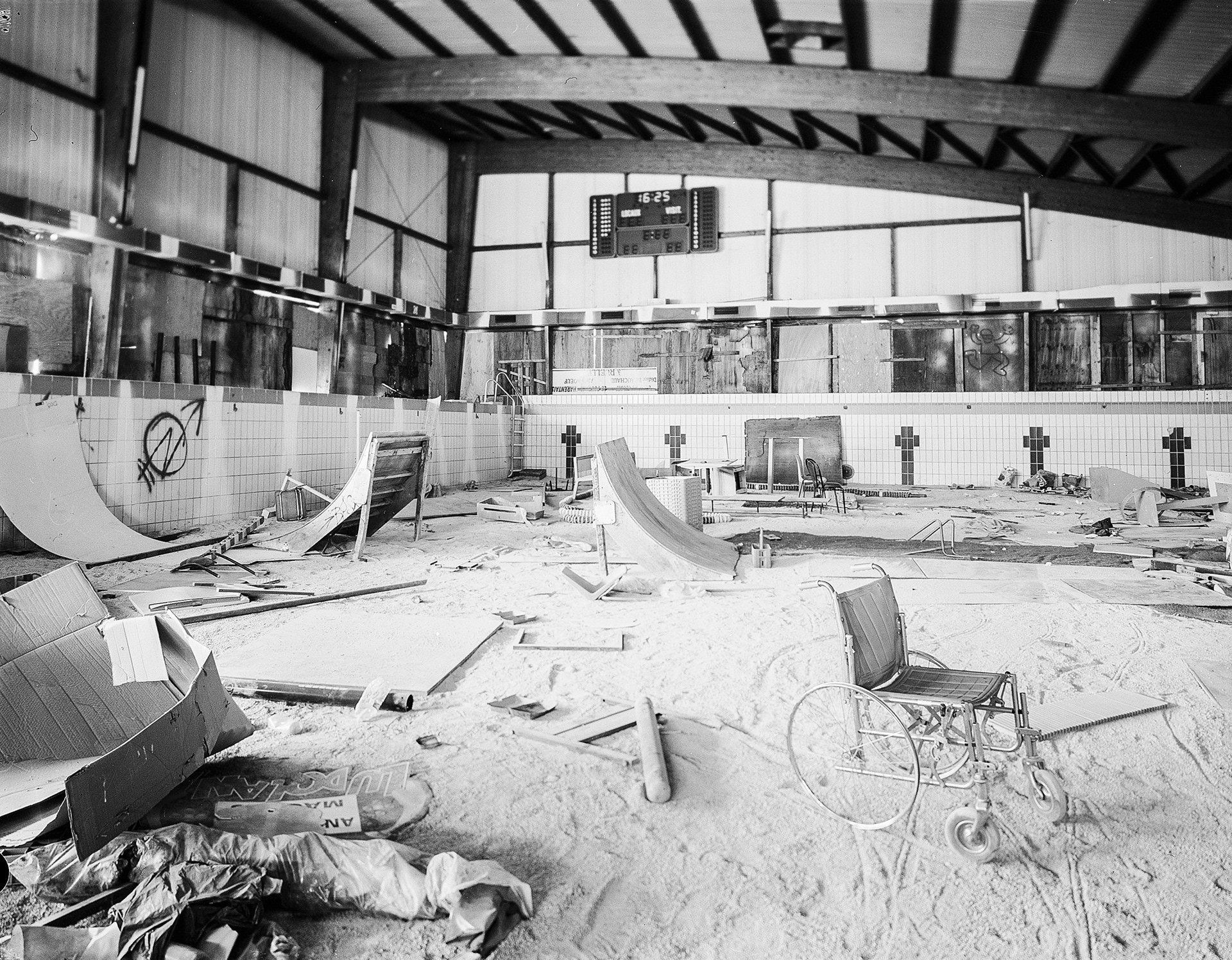 Piscine Montauzier (Angoulême) De nombreux Angoumoisins apprirent à nager dans ce bassin couvert entre 1975 et 2002. À cette date, l’ouverture du centre nautique Nautilis, entraina sa désaffectation ainsi que celle des deux autres bassins d’Angoulême : Ma Campagne (couverte) et Bourgines (piscine d’été). La piscine de Montauzier avait été creusée à l’emplacement des anciens abattoirs du même nom qui fonctionnèrent de 1893 à 1969.