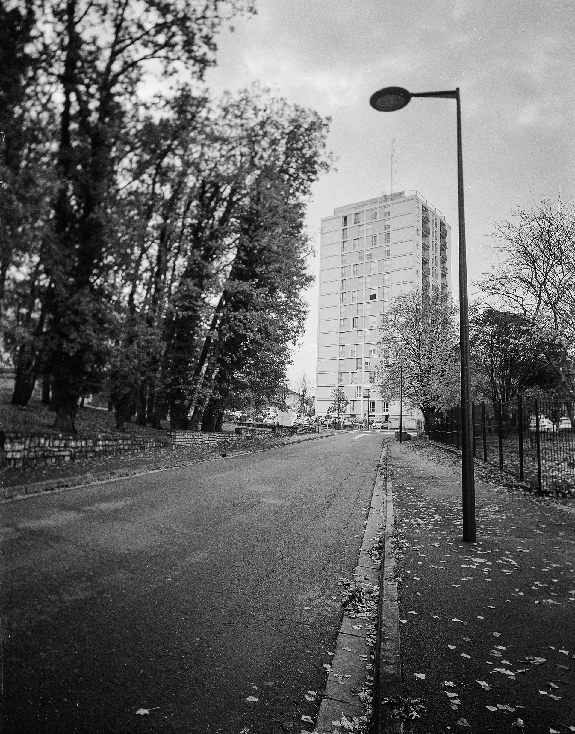 Tour (Soyaux- Champ de Manœuvres) La construction de la cité du Champ de Manœuvres entre 1955-1965 s’inscrit dans la période dite « de la construction des grands ensembles » offrant aux résidants des conditions sanitaires et de confort optimales. Le quartier s’organise autour d’une place principale rectangulaire. Les immeubles construits perpendiculairement aux voies sont séparés par des espaces verts ou récréatifs. Les bâtiments sont en béton et pierre calcaire de Sireuil (Charente). Le quartier a bénéficié d’une opération de renouvellement urbain (ORU) achevée en 2018.