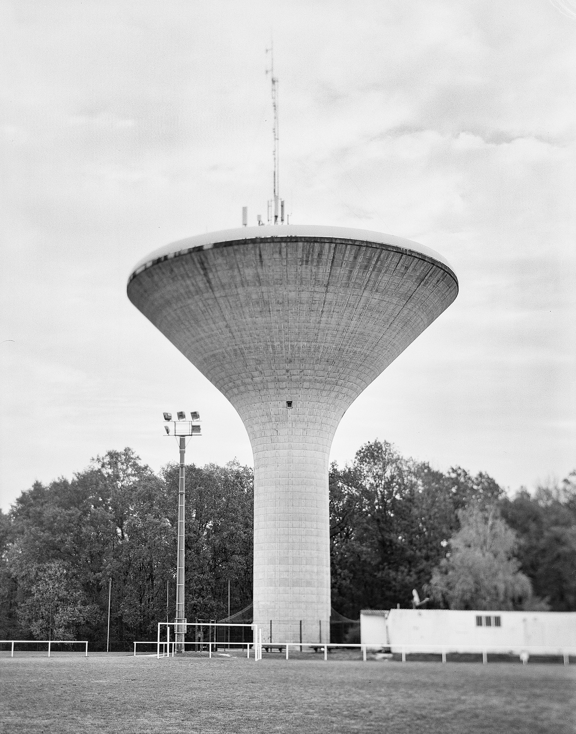 Château d’eau (Soyaux- Champ de Manœuvres) Le château d’eau se dresse à l’extrémité orientale du Champ de Manœuvre, cité HLM construite au début des années 1960. Le nom de la cité est lié à l’histoire militaire d’Angoulême. Depuis les années 1870, ces 38 hectares de terres alors incultes étaient utilisés par les régiments basés dans la ville proche pour effectuer leurs manœuvres. Après la guerre de 1914-1918, c’est là que vinrent s’entrainer les premiers chars d’assaut.