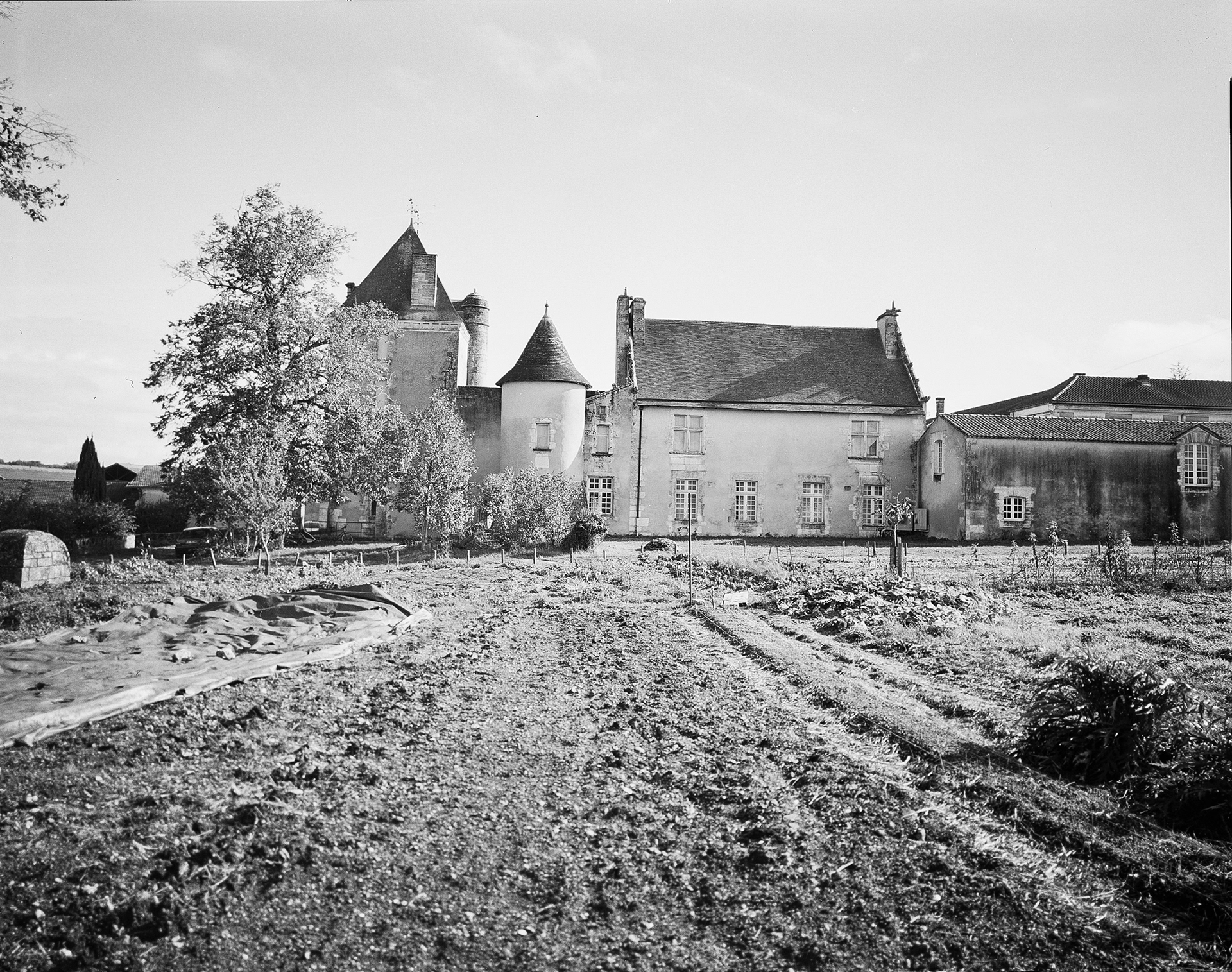 Château de L’Oisellerie (La Couronne) Probable ancien relais de chasse - comme l’indique son nom faisant référence à la fauconnerie - le château, construit entre le début du XVIe siècle et le premier quart du XVIIe siècle par la famille Calluau, est un bel et rare exemple d’architecture renaissance en Angoumois. La porte fortifiée à l’est de la cour date des années 1570 ainsi qu’une partie de l’aménagement des jardins. Au milieu du XVIIIe siècle, le château fut restauré et mis au goût du jour par la famille Maulde. Il a abrité le Centre départemental de documentation pédagogique de la Charente (ministère de l’Éducation nationale) jusqu’en juin 2023.
