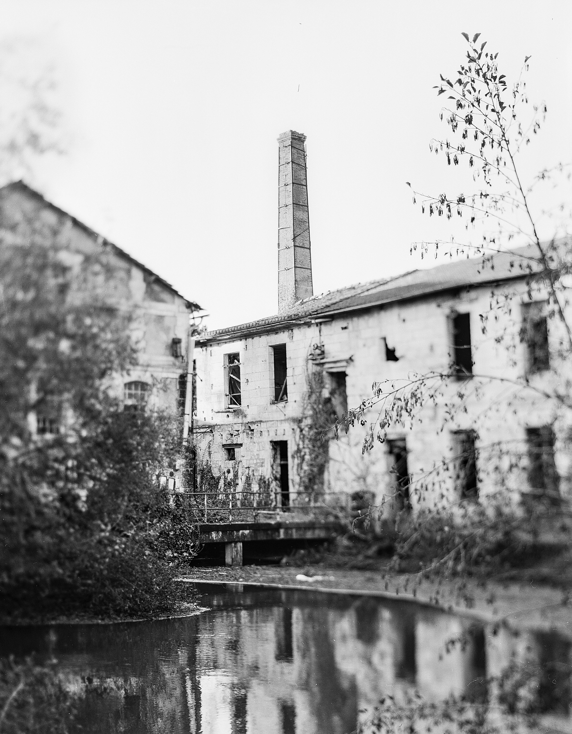 Papeterie de Veuze (1) (Magnac sur Touvre) Cette usine à papier est construite en 1828 par Callaud Belisle en agrandissant un logis du XVIIIe siècle et en creusant un nouveau canal d'amenée vers le moulin. Elle devient alors la première usine à papier dite mécanique de la Charente par l’installation d’une machine à papier en continu permettant la réalisation de rouleaux de papier et non plus de simples feuilles séparées.