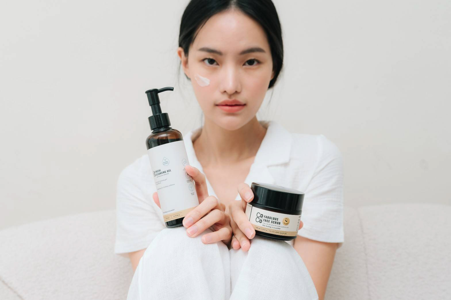 Cocobeauty fabulous face scrub สครับผิวหน้าสูตรหน้าเนียนนุ่ม สครับแล้วล้างออก สครับทำความสะอาดหน้า เผื่อผลัดเซลล์ผิว บริเวณที่ใช้ ผิวหน้าและปาก