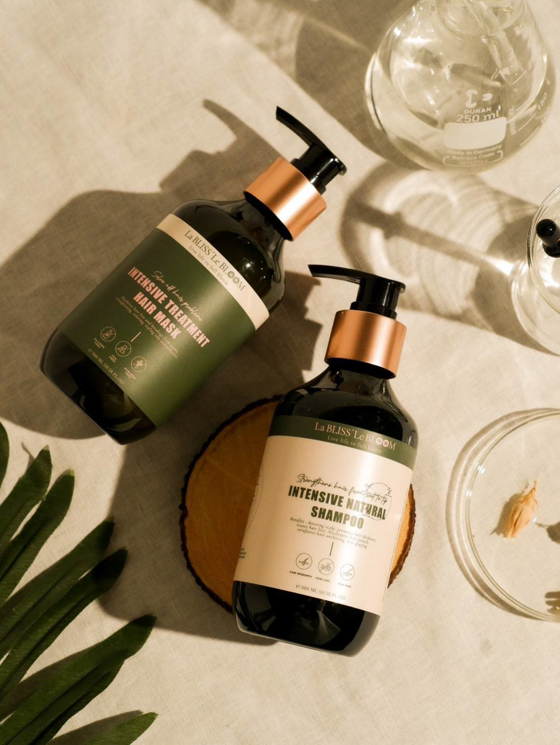 Intensive Natural Shampoo แชมพูที่ช่วยในการดีท็อกซ์หนังศีรษะ เพิ่มความชุ่มชื้นให้พอดี ฟื้นฟูเซลล์รูขุมขนที่อ่อนแอ โดยการเพิ่มสารอาหารที่จำเป็นต่อการเจริญเติบโตของรากผม กระตุ้นการงอกใหม่ของเส้นผม ออกฤทธิ์ระดับรากผม ช่วยให้หนังศีรษะแข็งแรง ชะลอความเสื่อมสภาพของรากผมเส้นผม ช่วยชะลอผมหงอกก่อนวัย ลดการหลุดร่วง บำรุงผมแข็งแรงสุขภาพดี ยืดระยะเจริญของเส้นผมให้ยาวนานขึ้น เพื่อให้ต่อมรากผมสามรถสร้างเส้นผมได้นานขึ้น เส้นผมจึงมีจำนวนมากขึ้น เน้นการไหลเวียนของเลือดบริเวณหนังศีรษะ ผมขาดหลุดร่วงน้อยลง **โดยไม่ต้องใช้ยา